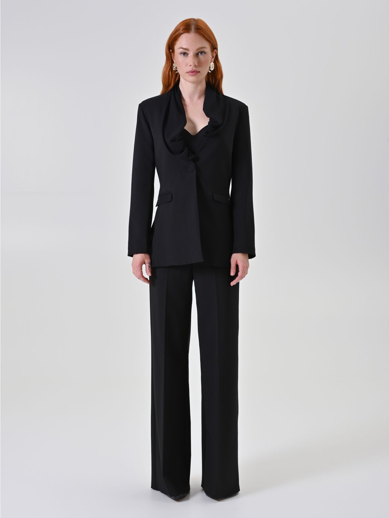 Schwarzer Blazer mit Drapé-Revers det_1