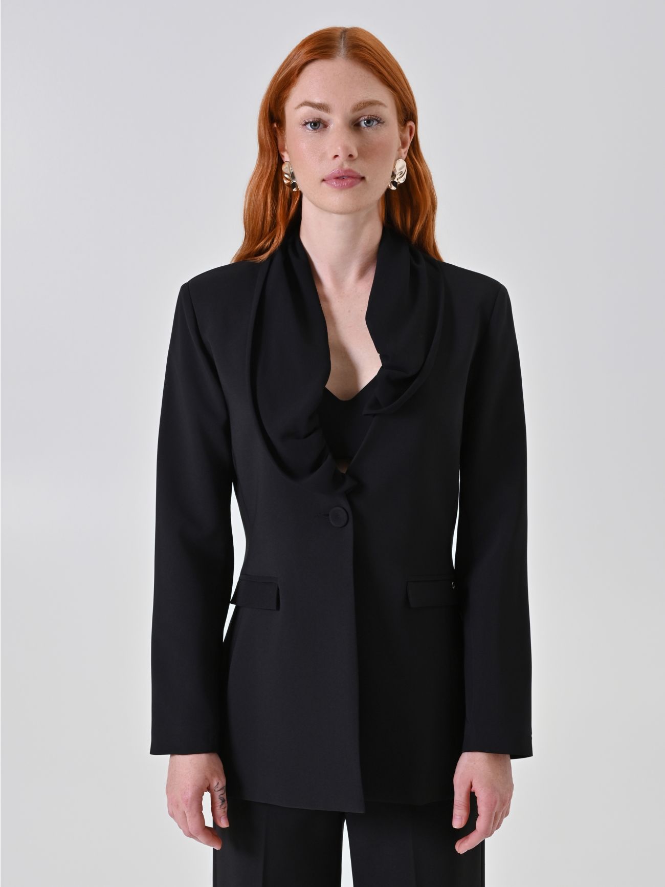 Schwarzer Blazer mit Drapé-Revers det_2