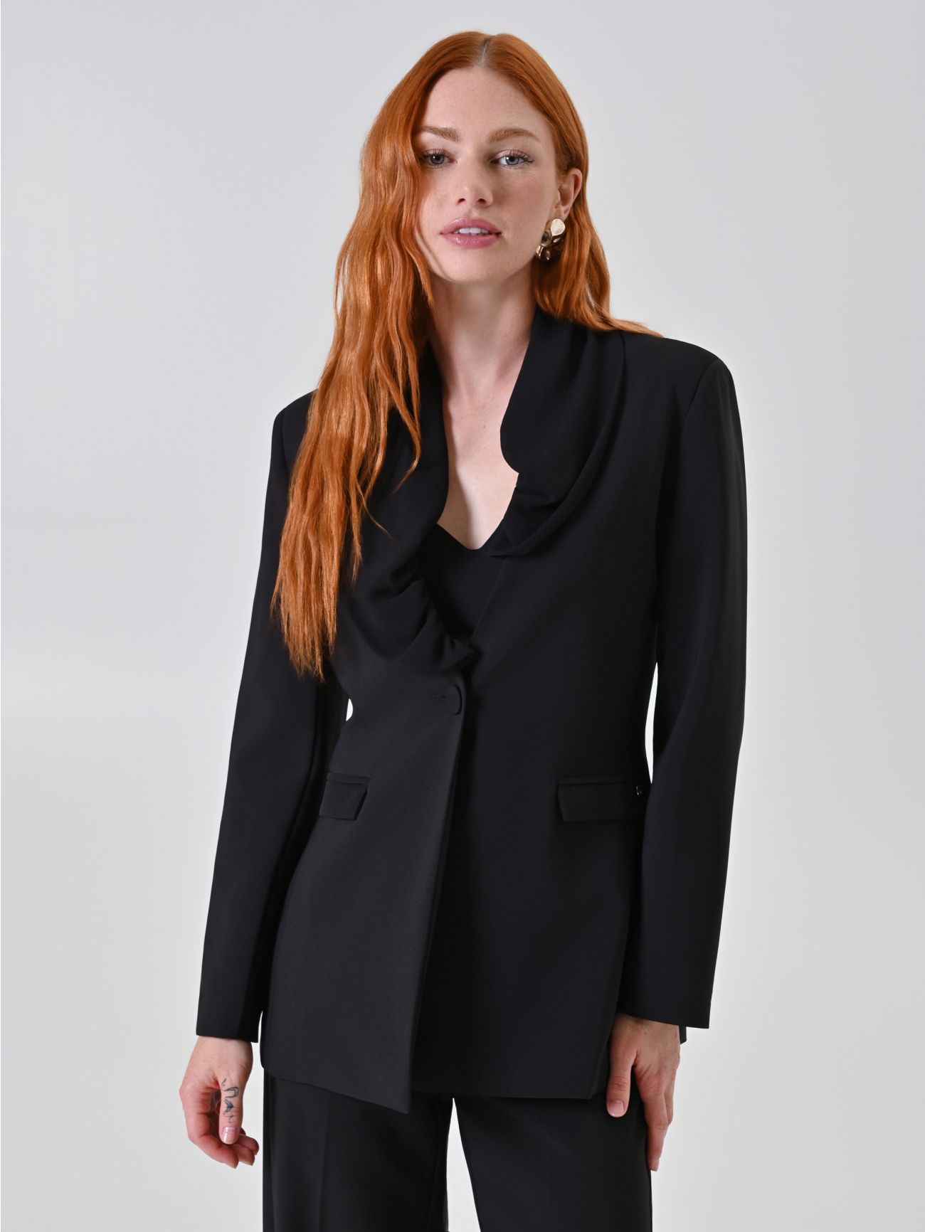 Schwarzer Blazer mit Drapé-Revers in_i7