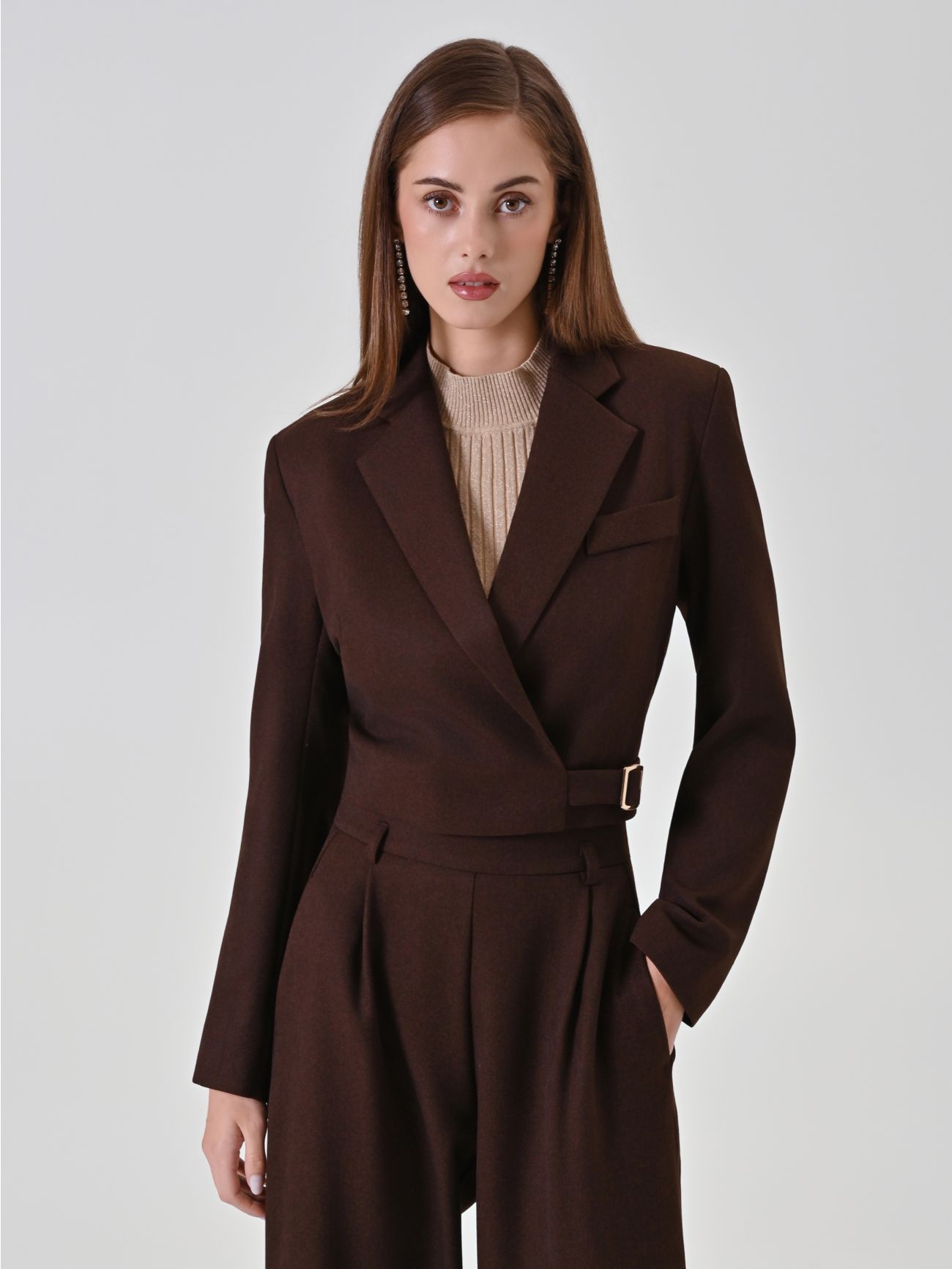 Cropped chocolate jacket with buckle in_i7