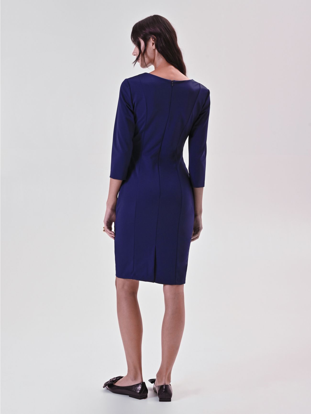 Niebieska sukienka ołówkowa z tkaniny Punto Milano z ażurowym wycięciem det_3