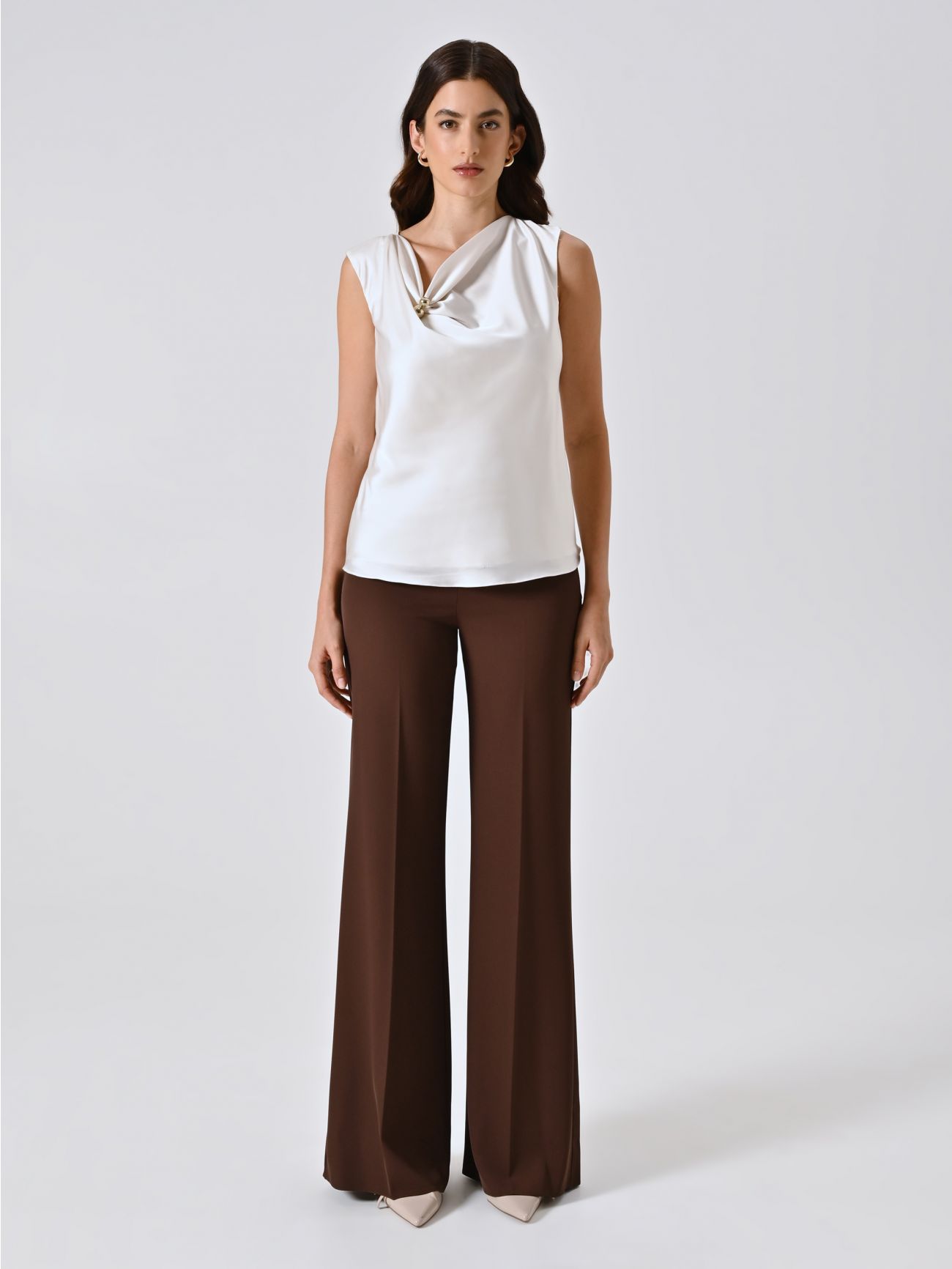 Bluse in hellem Beige mit goldener Brosche det_1