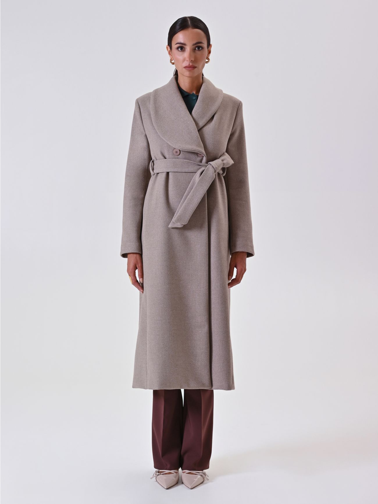 Abrigo largo beige con solapa ancha det_1