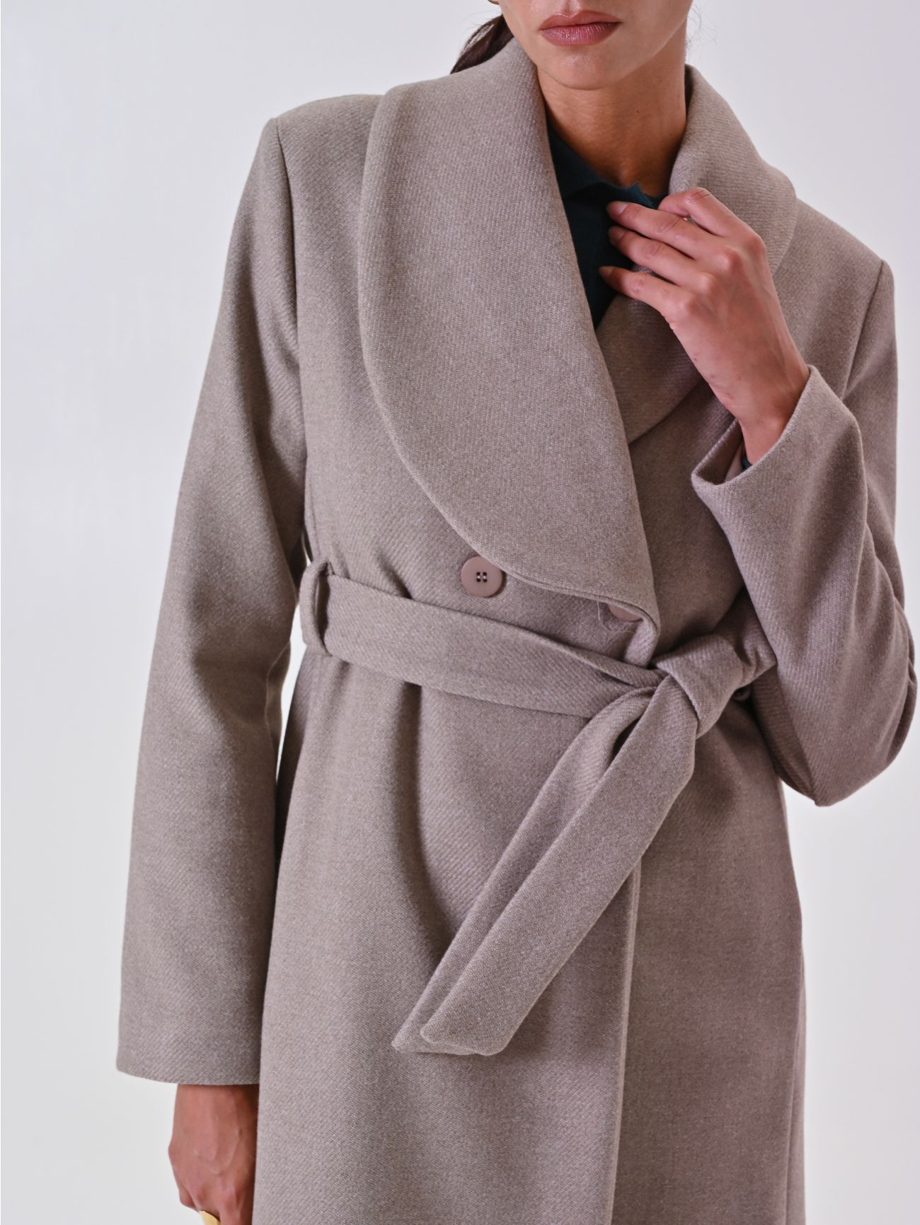 Abrigo largo beige con solapa ancha in_i5