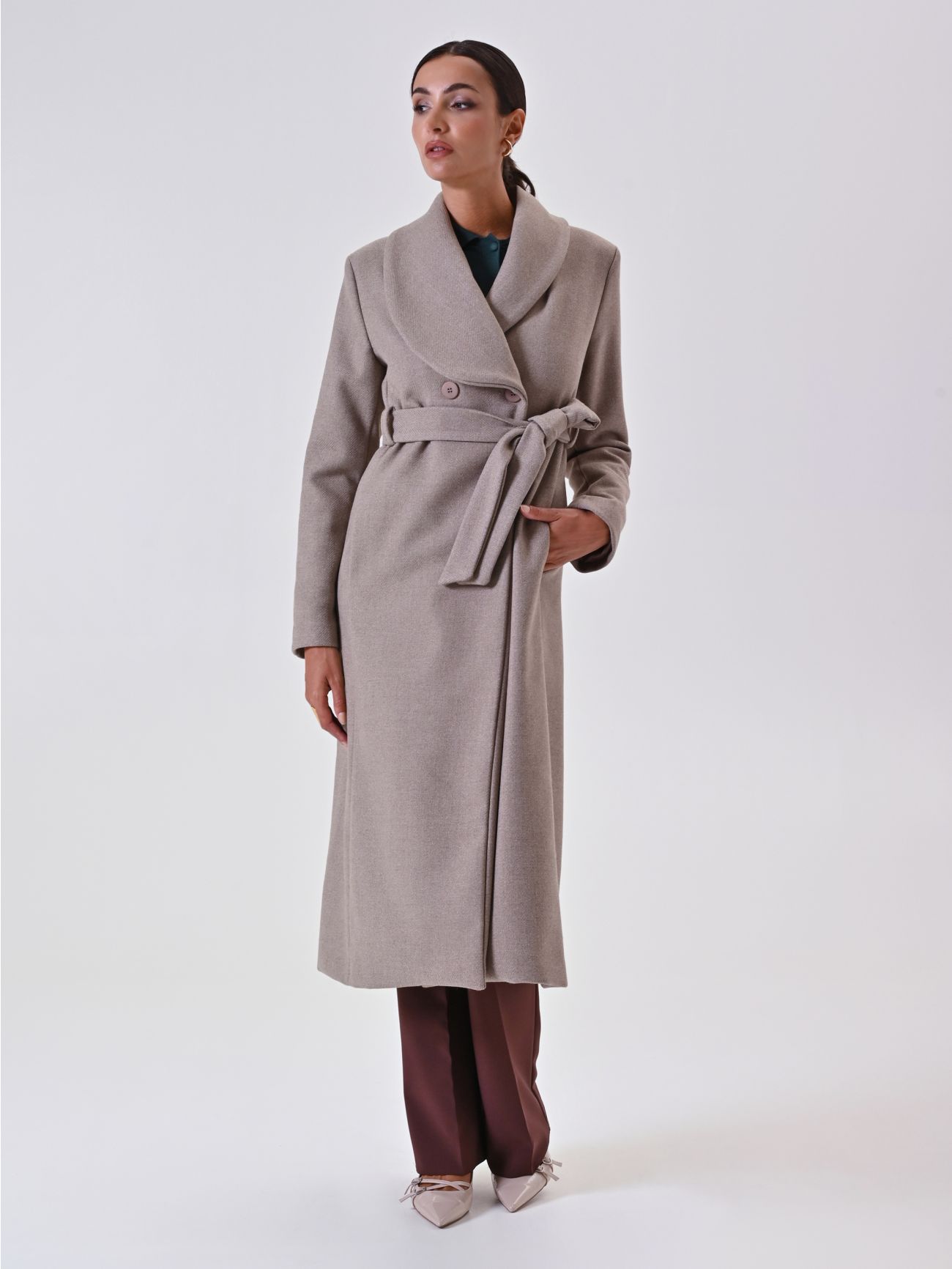 Abrigo largo beige con solapa ancha in_i7