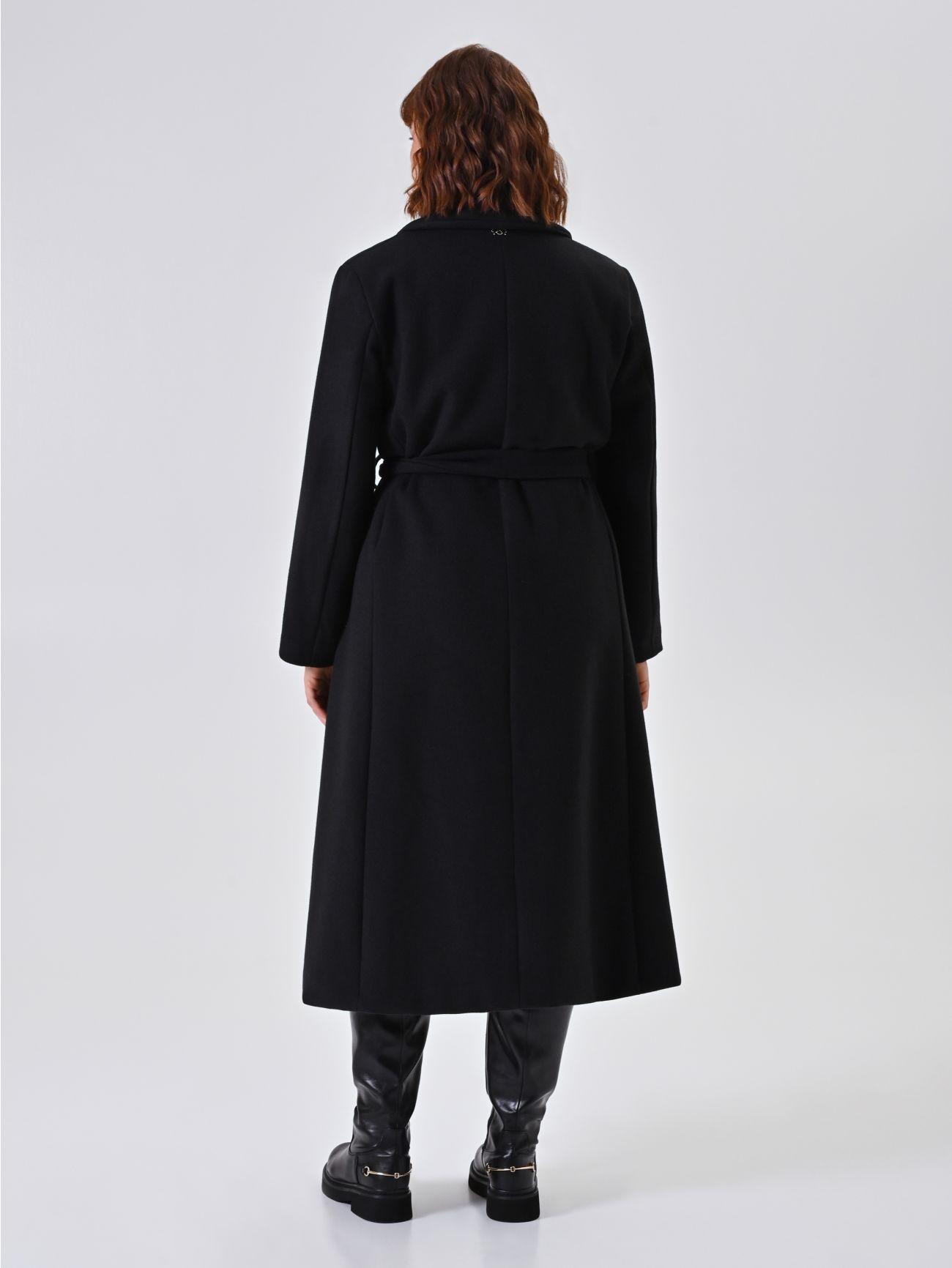 Curvy-Mantel in Schwarz mit asymmetrischem Revers det_3
