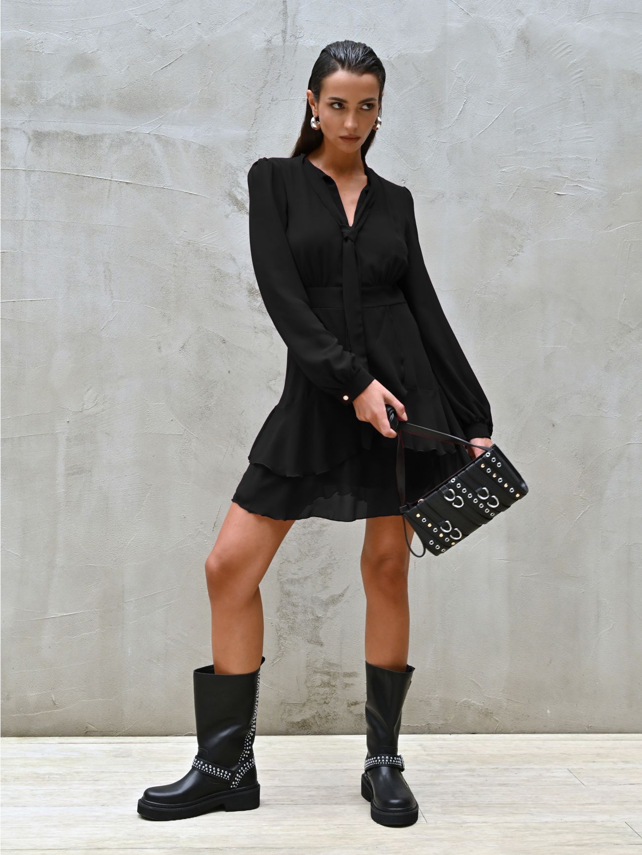 Robe à volants noire avec nœud  Rinascimento