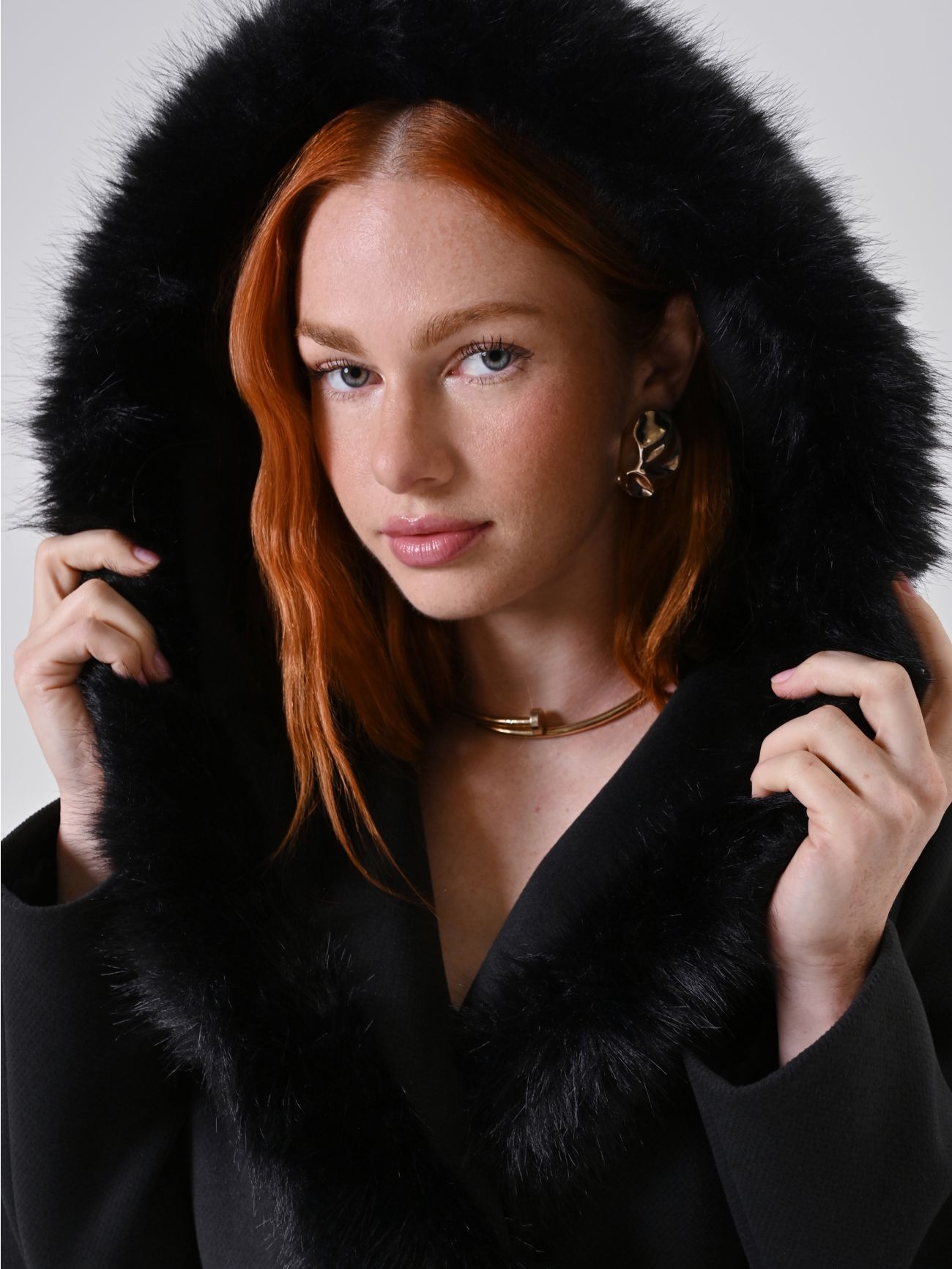 Cappotto Nero con Cappuccio effetto Pelliccia in_i5