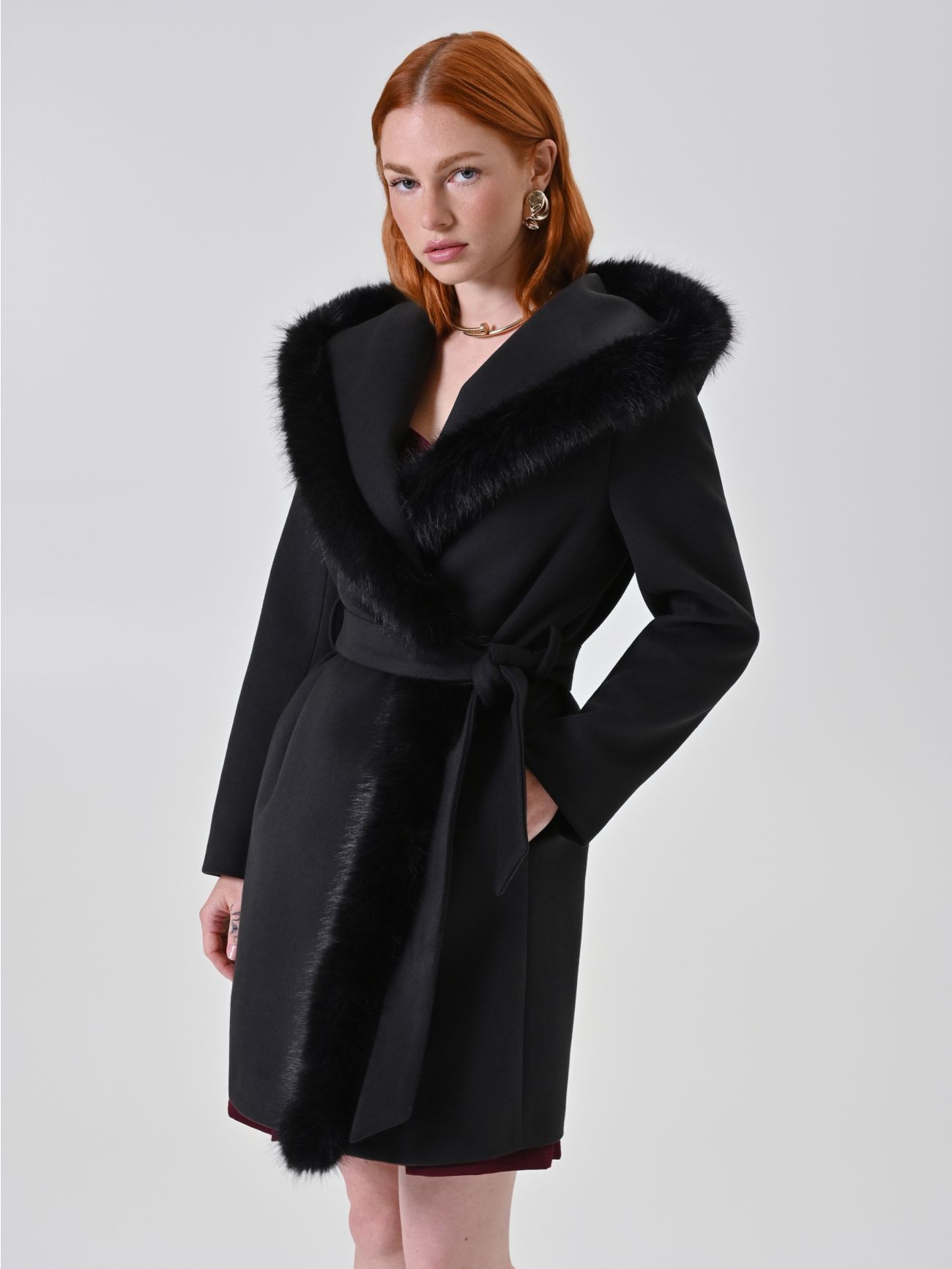 Cappotto Nero con Cappuccio effetto Pelliccia in_i7