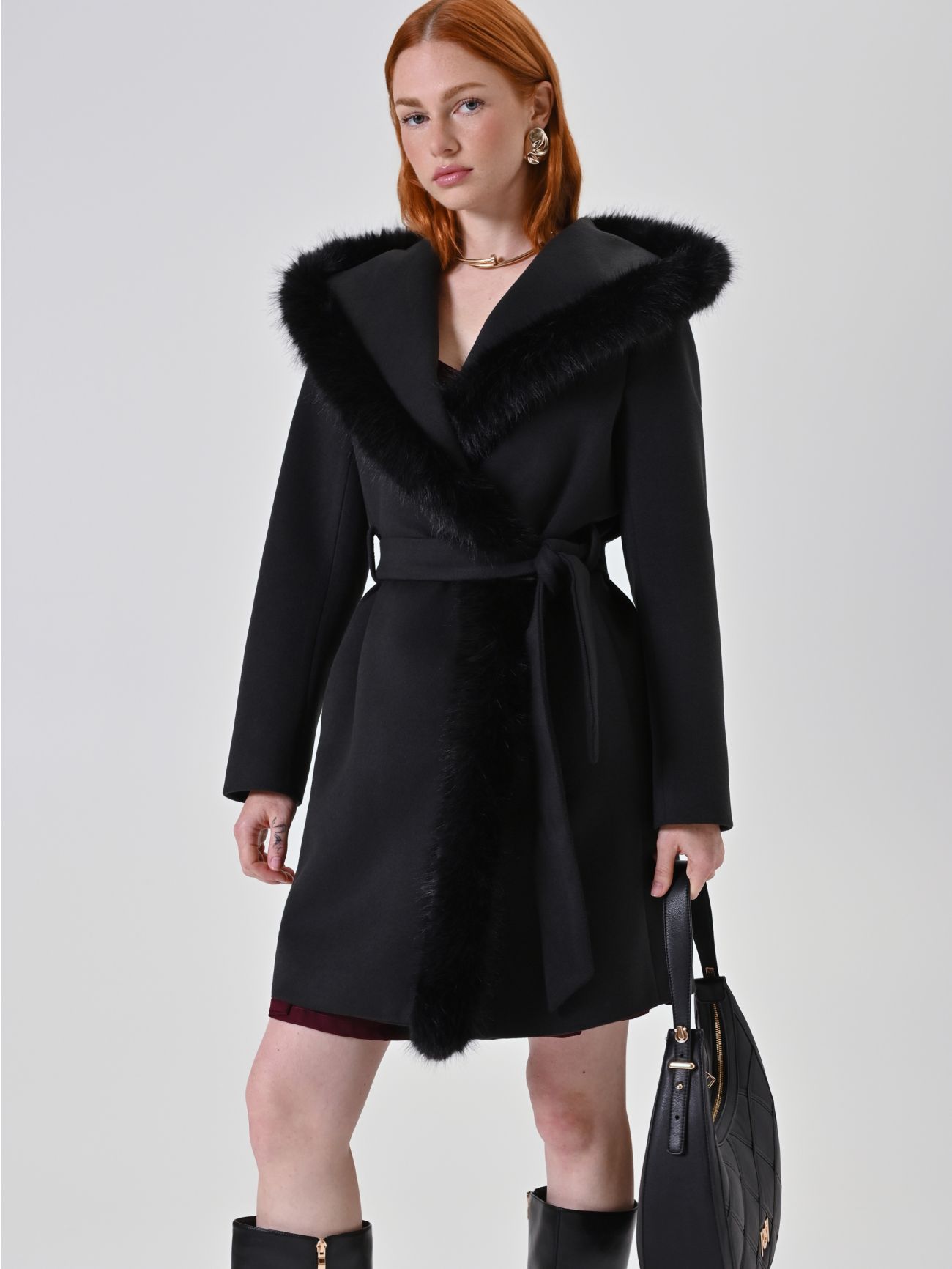Cappotto Nero con Cappuccio effetto Pelliccia  Rinascimento