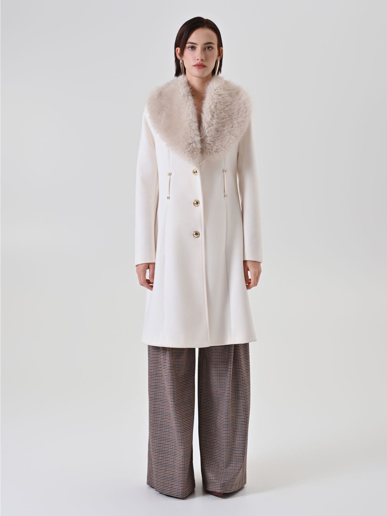 Cappotto bianco con collo effetto pelliccia det_1