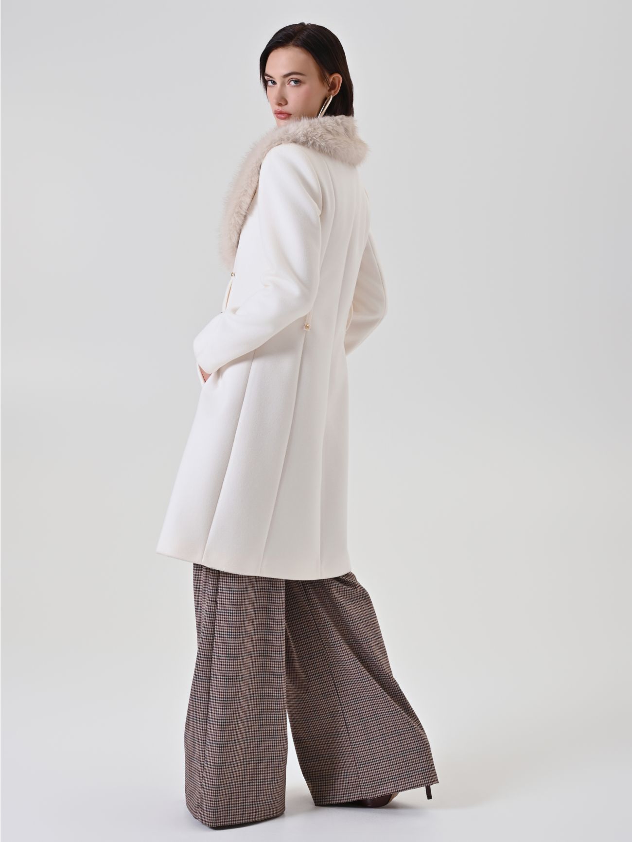 Manteau blanc à col en fausse fourrure det_3