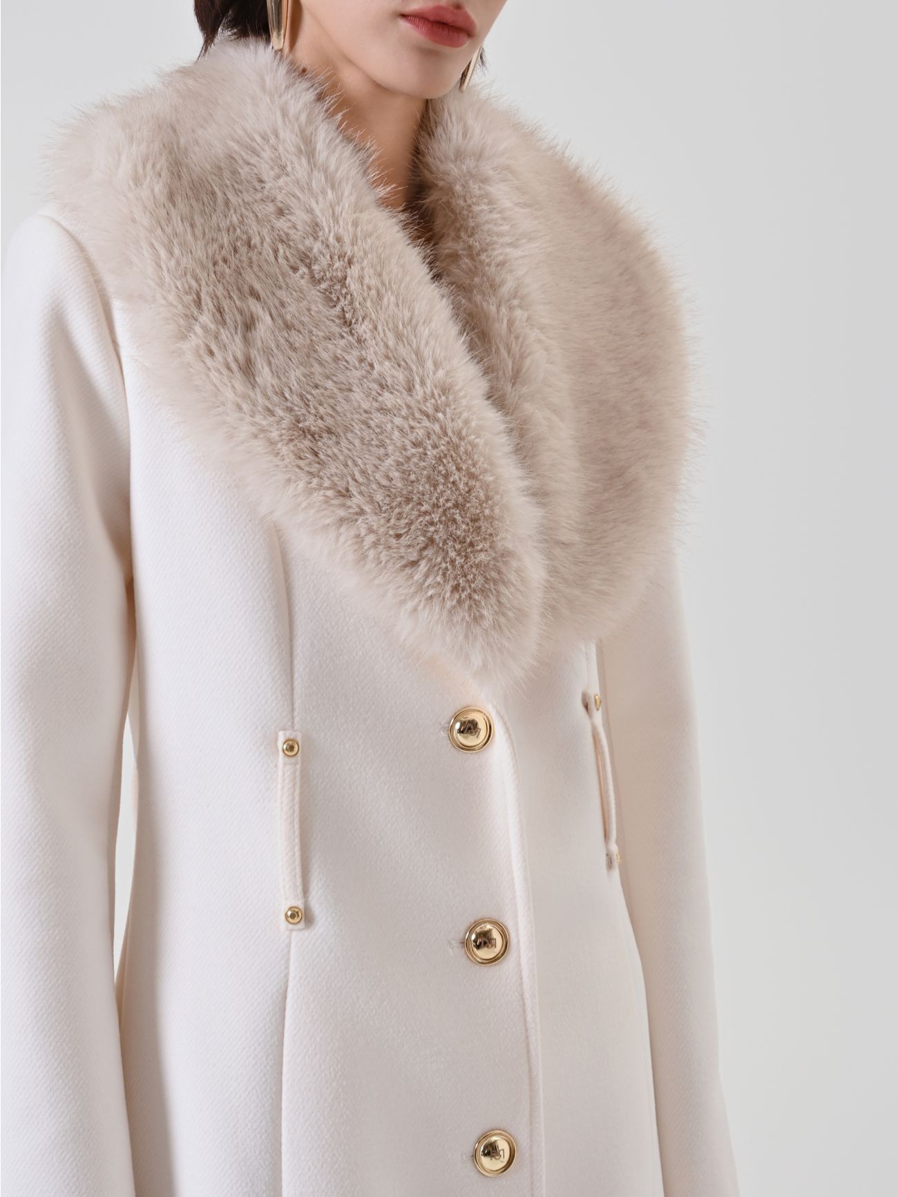 Cappotto bianco con collo effetto pelliccia in_i5