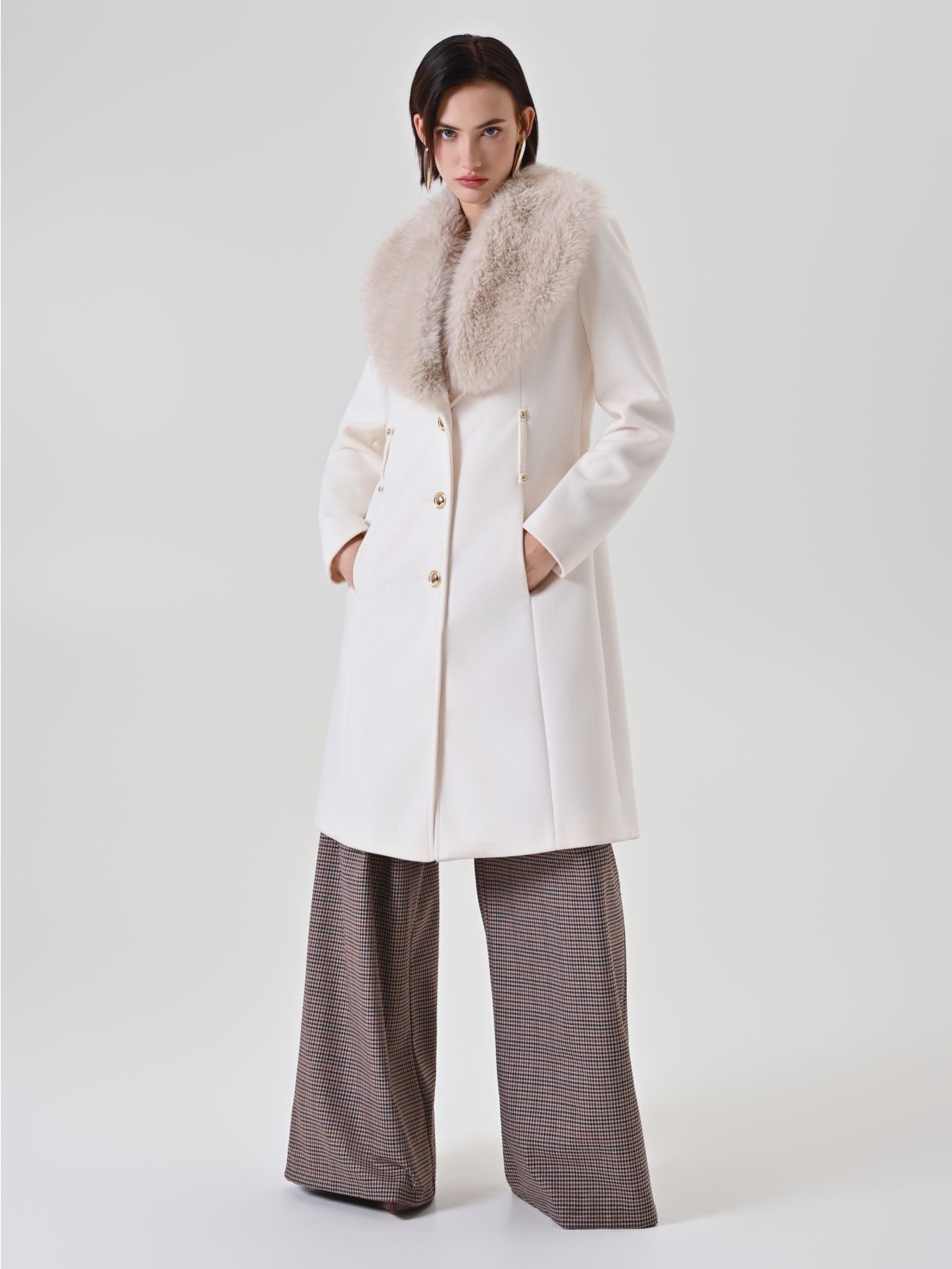 Single-Breasted White Coat with Faux-Fur Collar in_i7