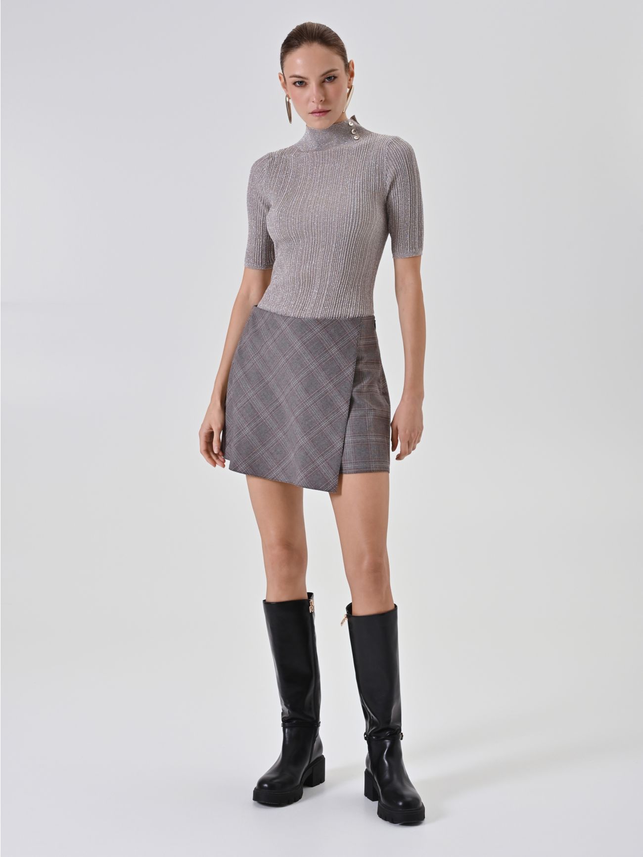 Grey Check Miniskirt in_i7