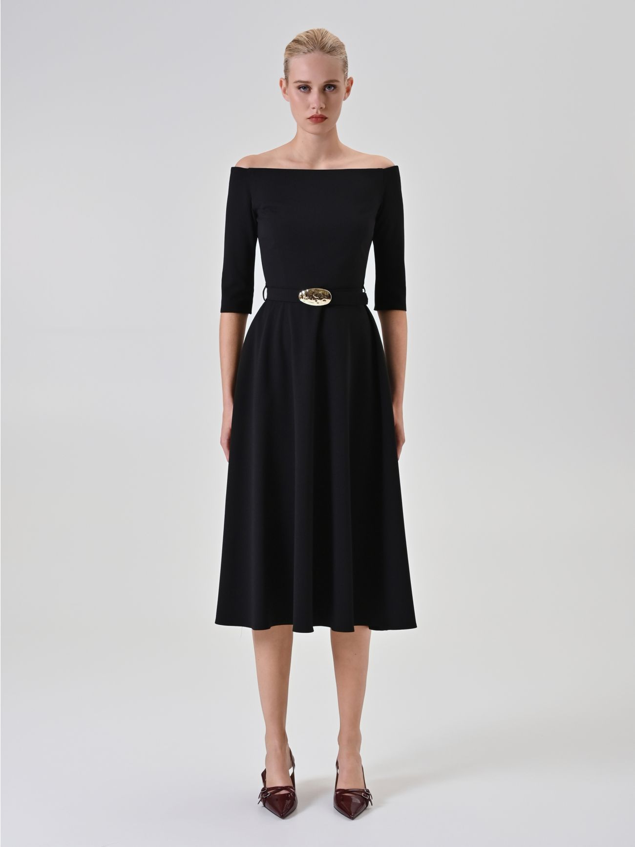 Schwarzes Midikleid mit Gürtel und U-Boot-Ausschnitt det_1