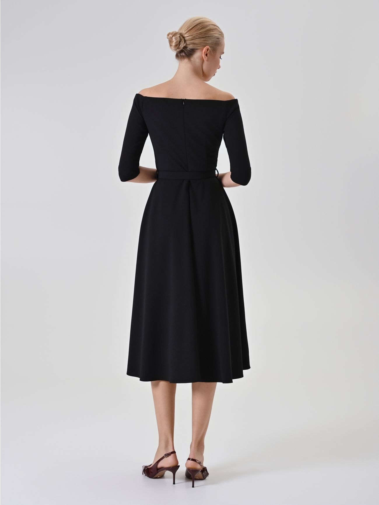 Schwarzes Midikleid mit Gürtel und U-Boot-Ausschnitt det_3