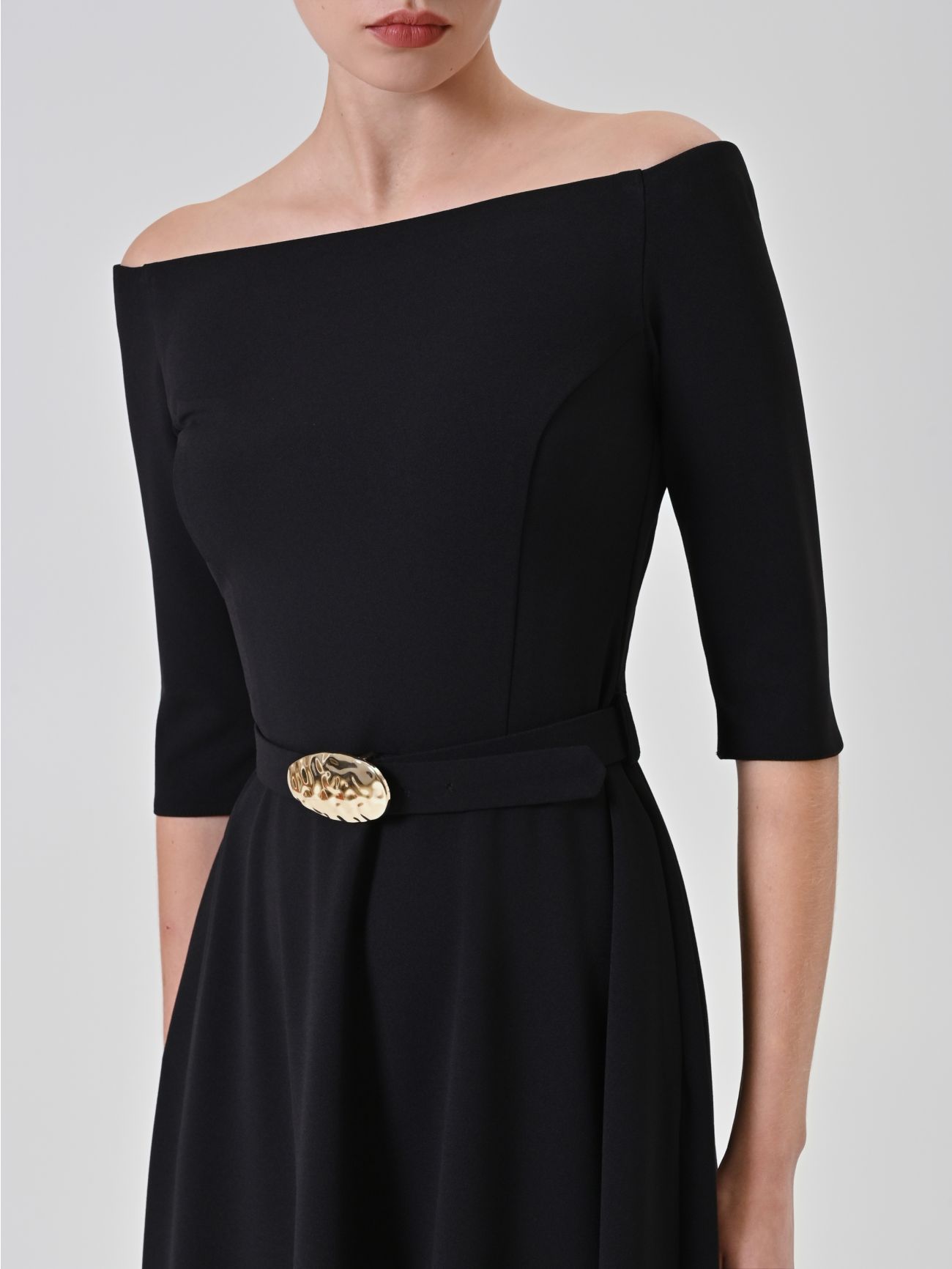 Schwarzes Midikleid mit Gürtel und U-Boot-Ausschnitt in_i5