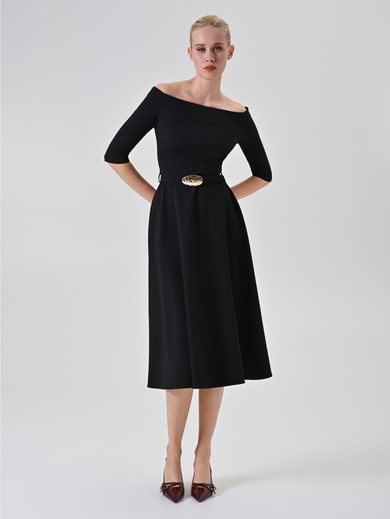 Schwarzes Midikleid mit Gürtel und U-Boot-Ausschnitt in_i7