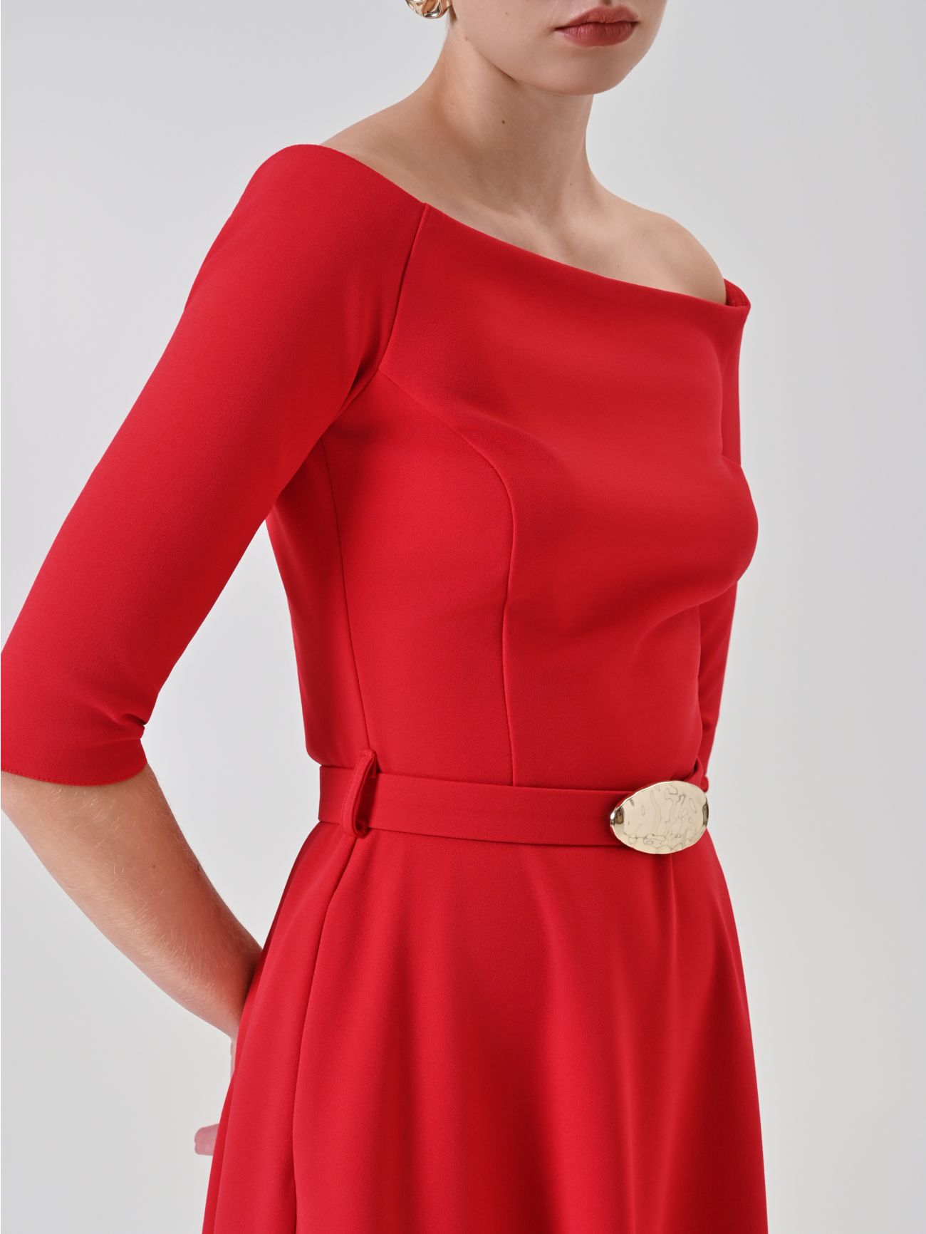 Rotes Midikleid mit Taillengürtel in_i5