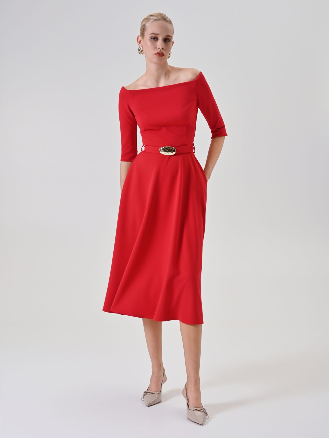 Rotes Midikleid mit Taillengürtel in_i7