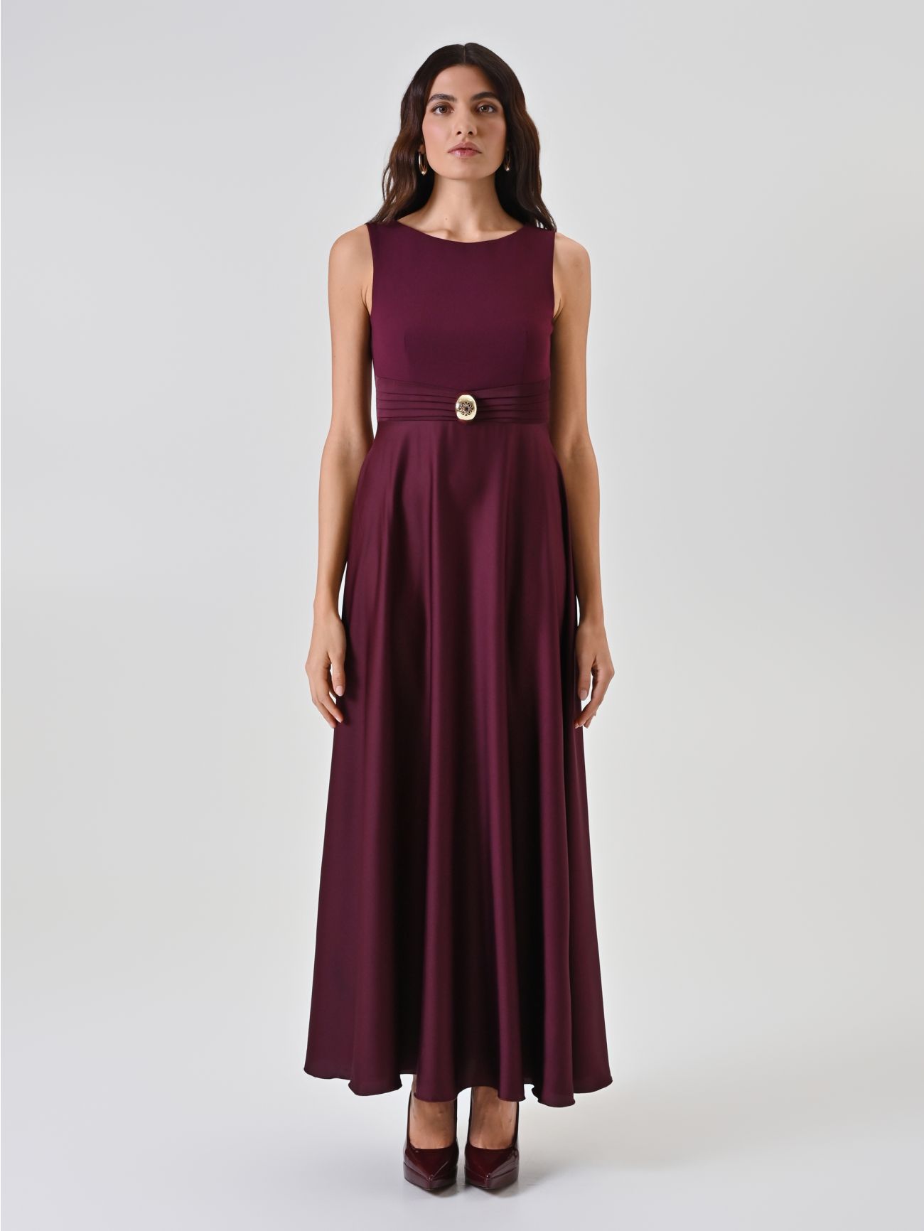 Vestido largo burdeos con aplique joya 1 Rinascimento Vestido largo burdeos con aplique joya det_1