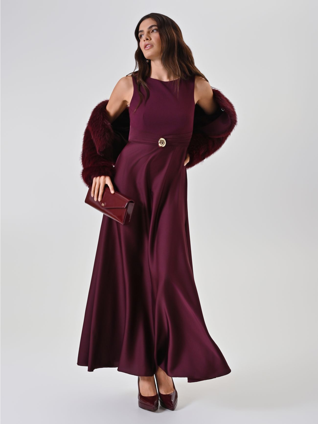 Vestido largo burdeos con aplique joya  Rinascimento