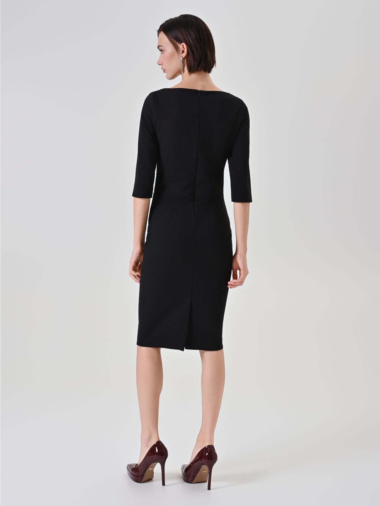 Black sheath dress with metallic waist detail det_3