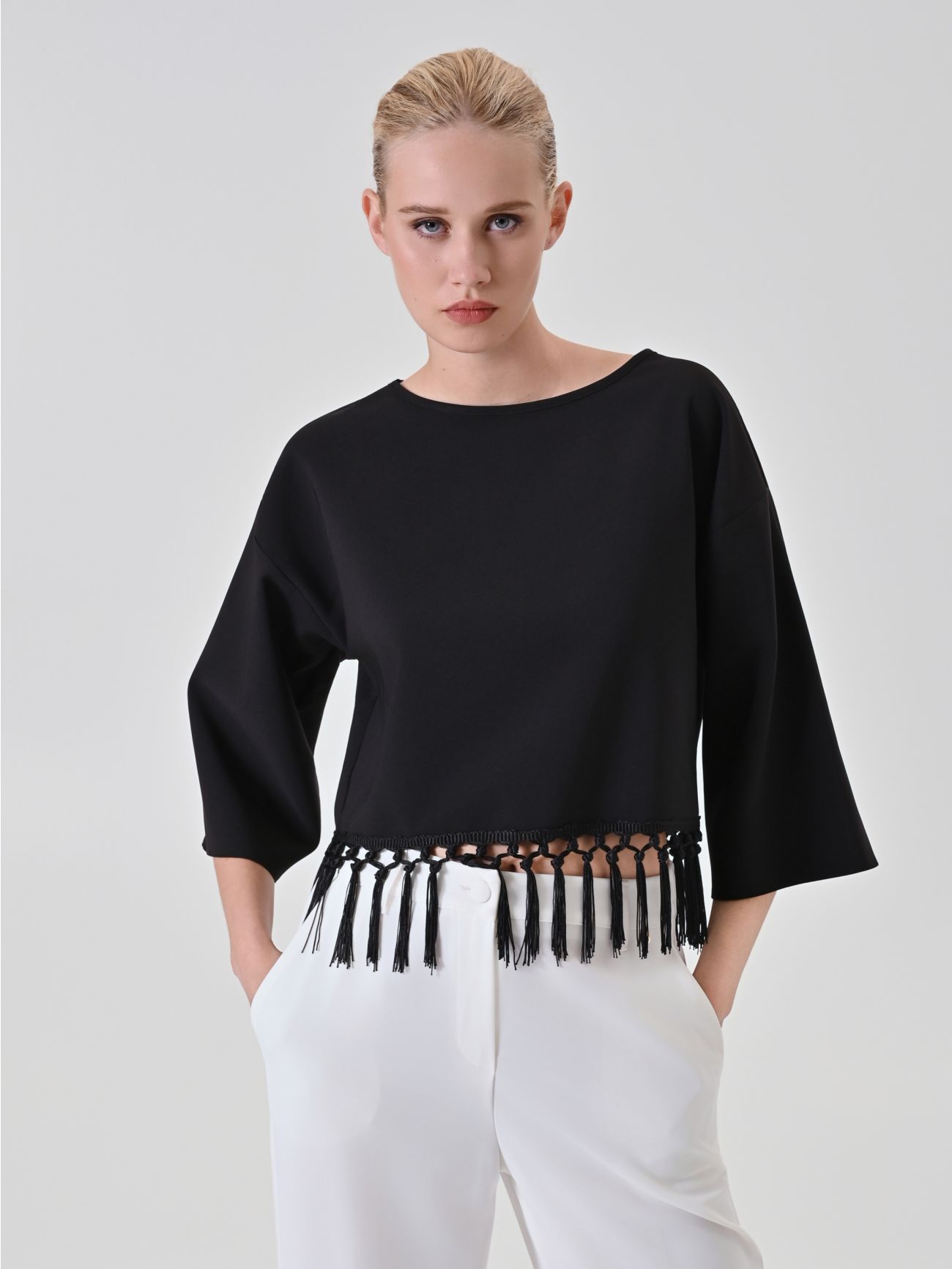 Top noir à passementerie et franges in_i7