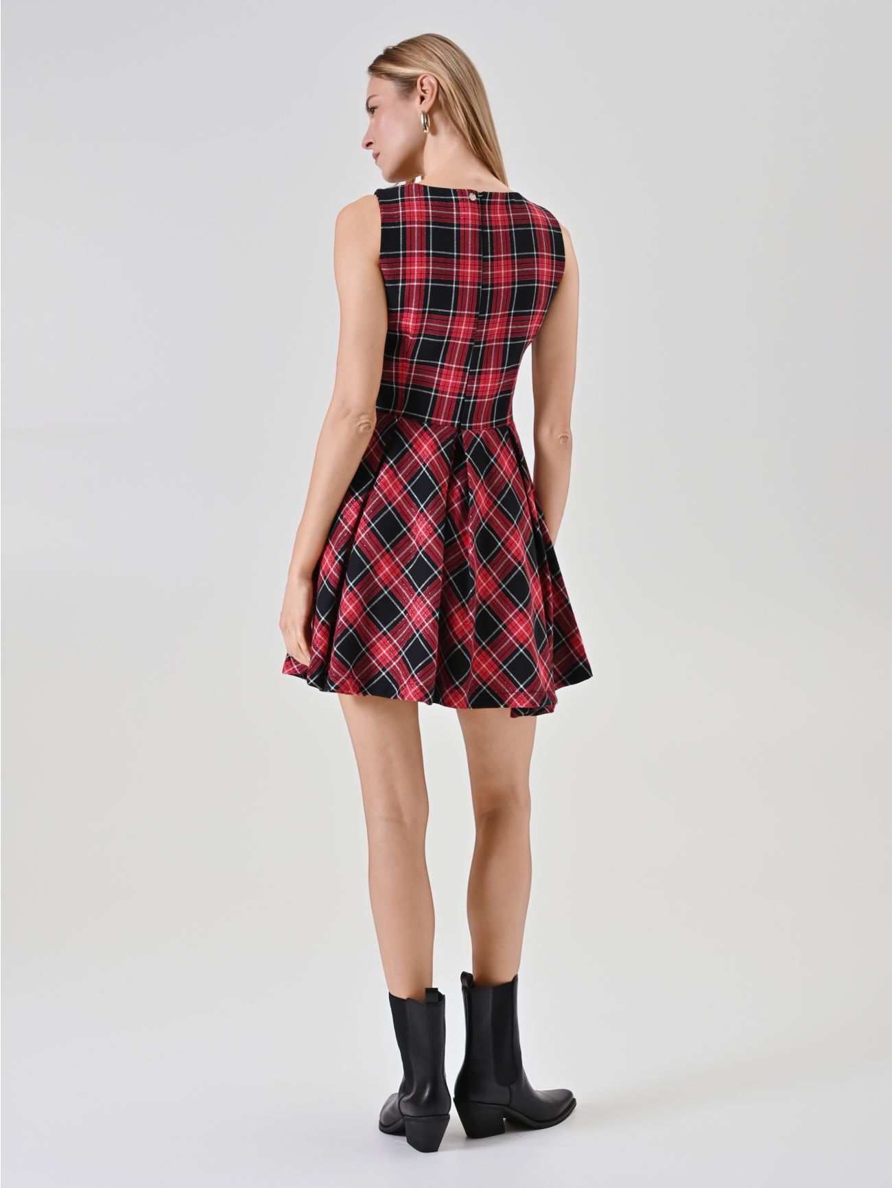 Abito smanicato rosso con stampa tartan lurex det_3