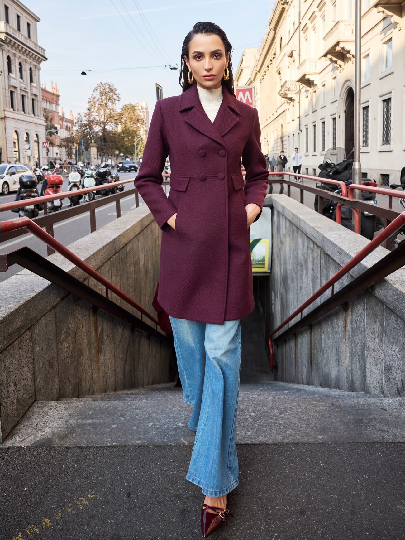 Zweireihiger Mantel in Bordeauxrot mit stoffbezogenen Knöpfen  Rinascimento