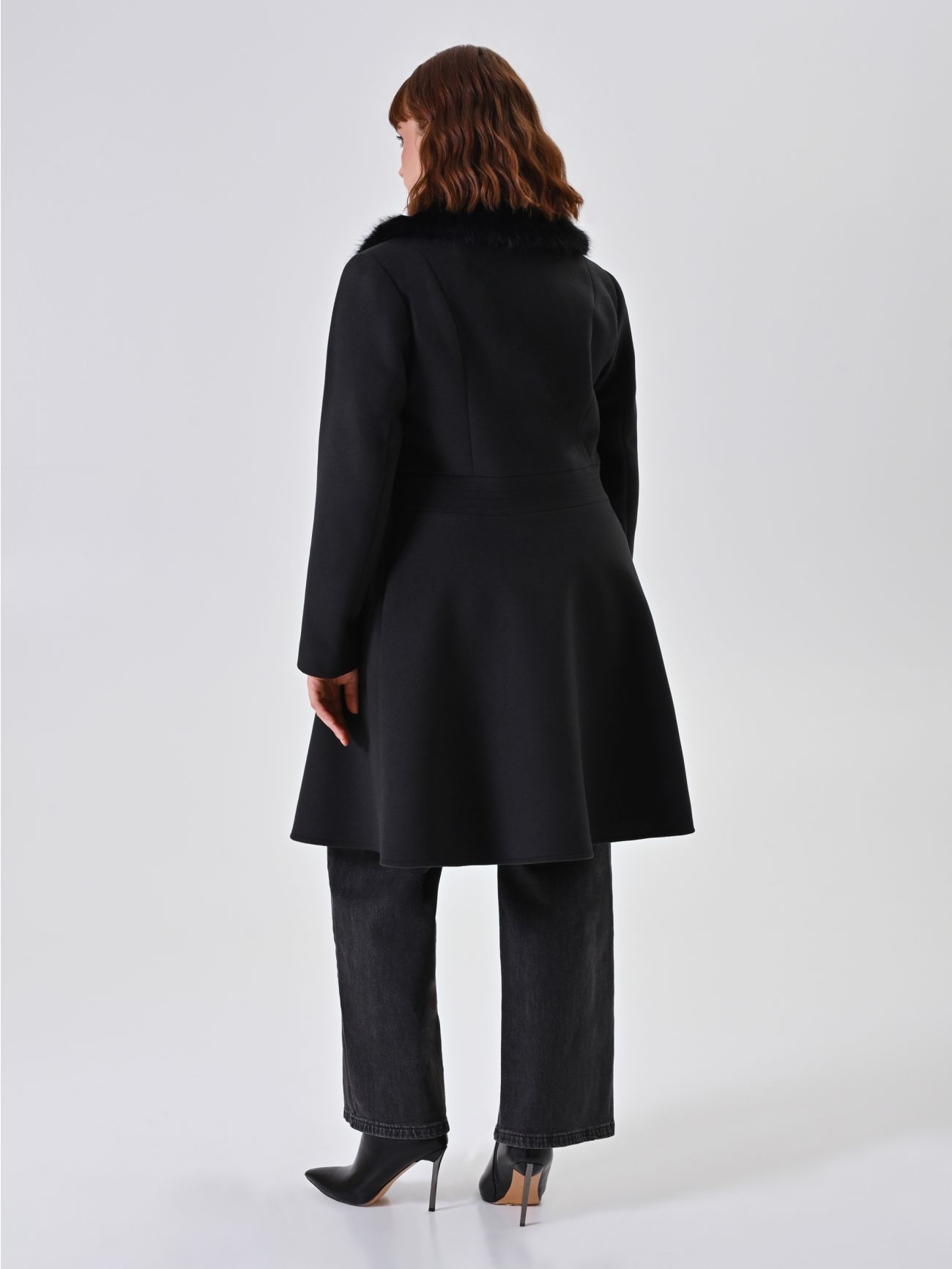 Black curvy coat det_3