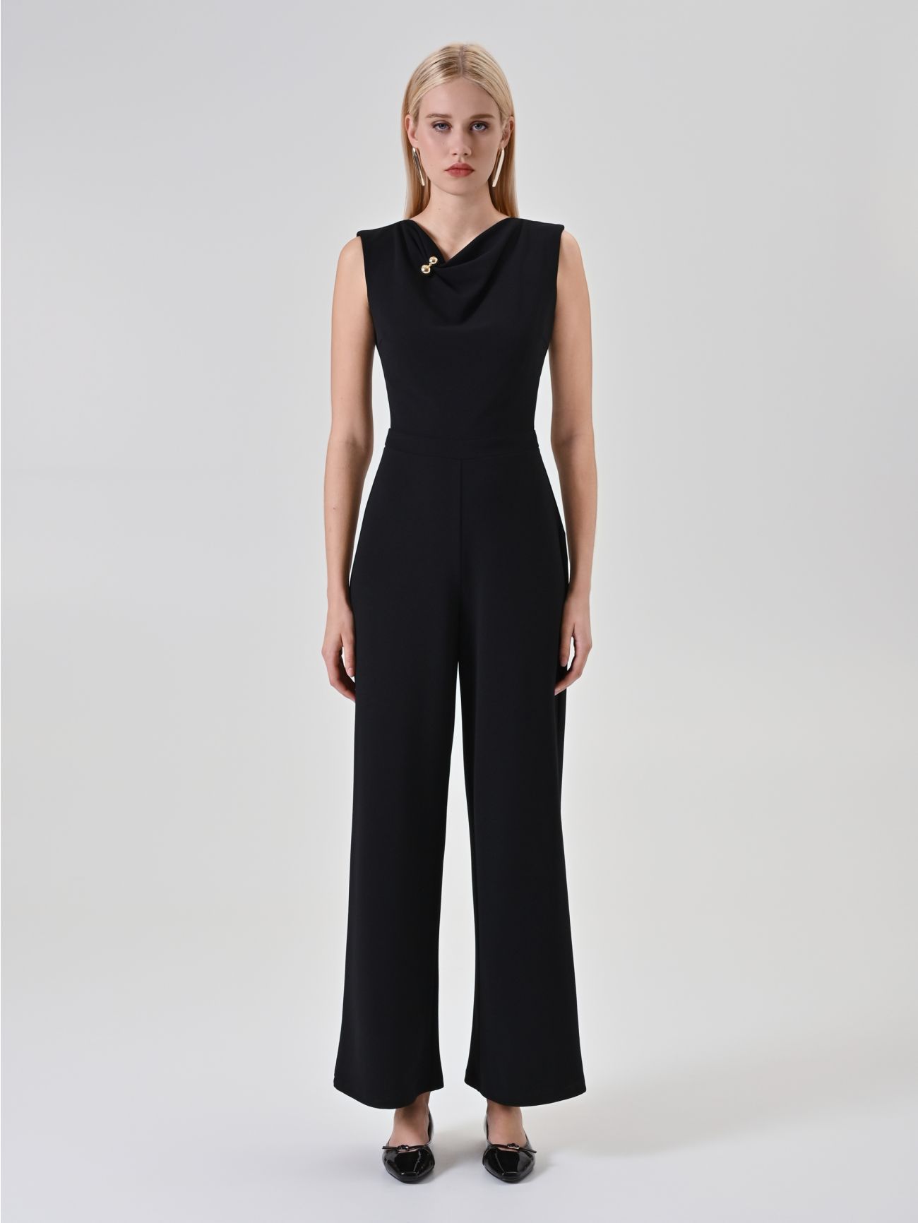 Schwarzer Palazzo-Jumpsuit mit Schmuckdetail det_1