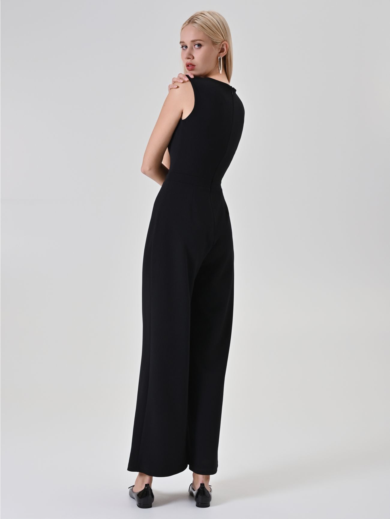 Schwarzer Palazzo-Jumpsuit mit Schmuckdetail det_3