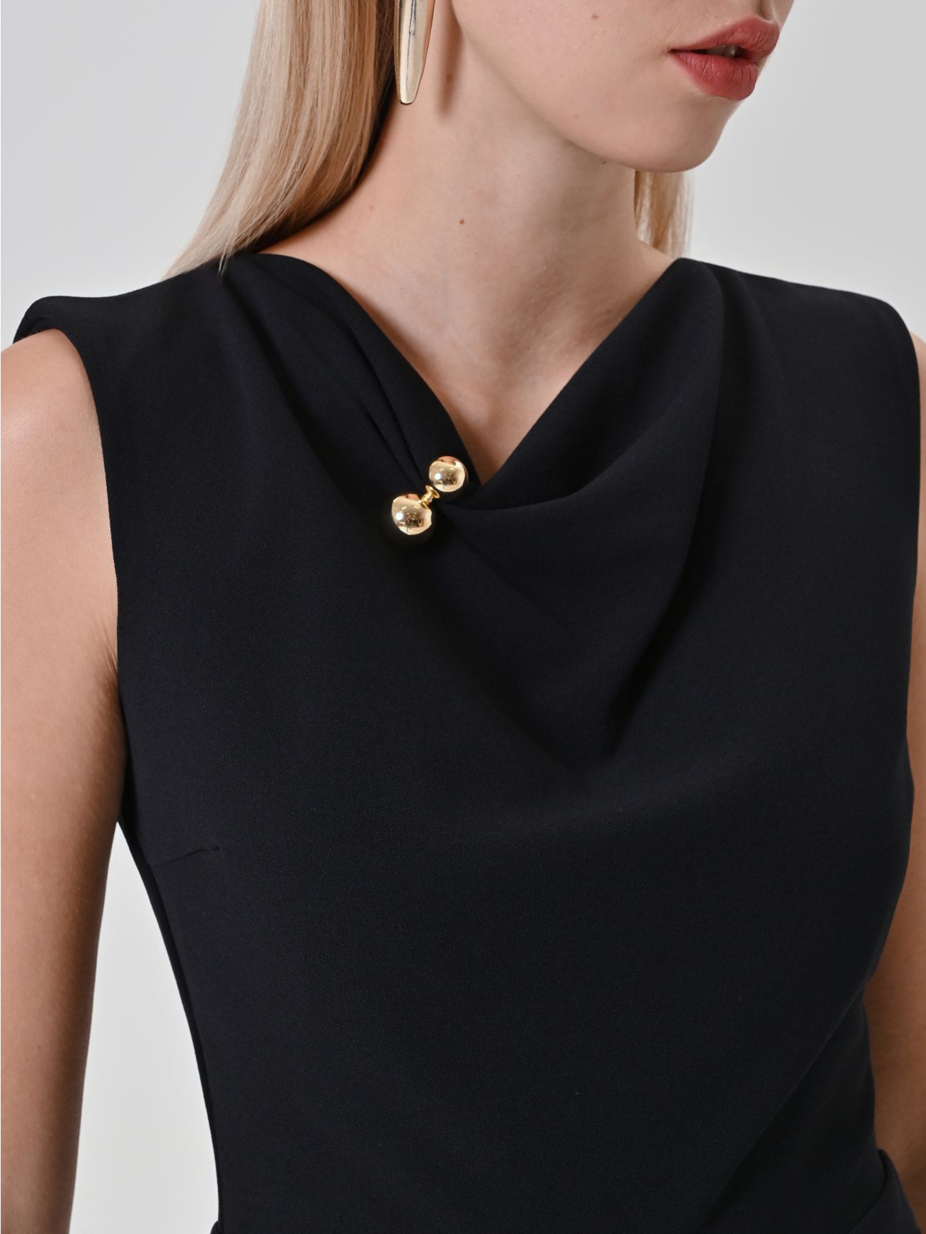 Schwarzer Palazzo-Jumpsuit mit Schmuckdetail in_i5