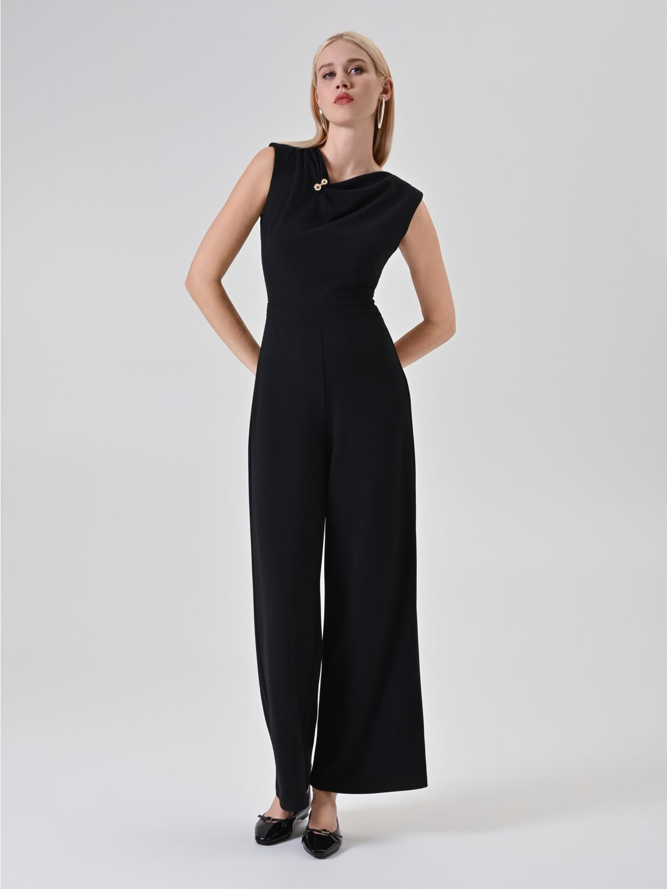 Schwarzer Palazzo-Jumpsuit mit Schmuckdetail in_i7