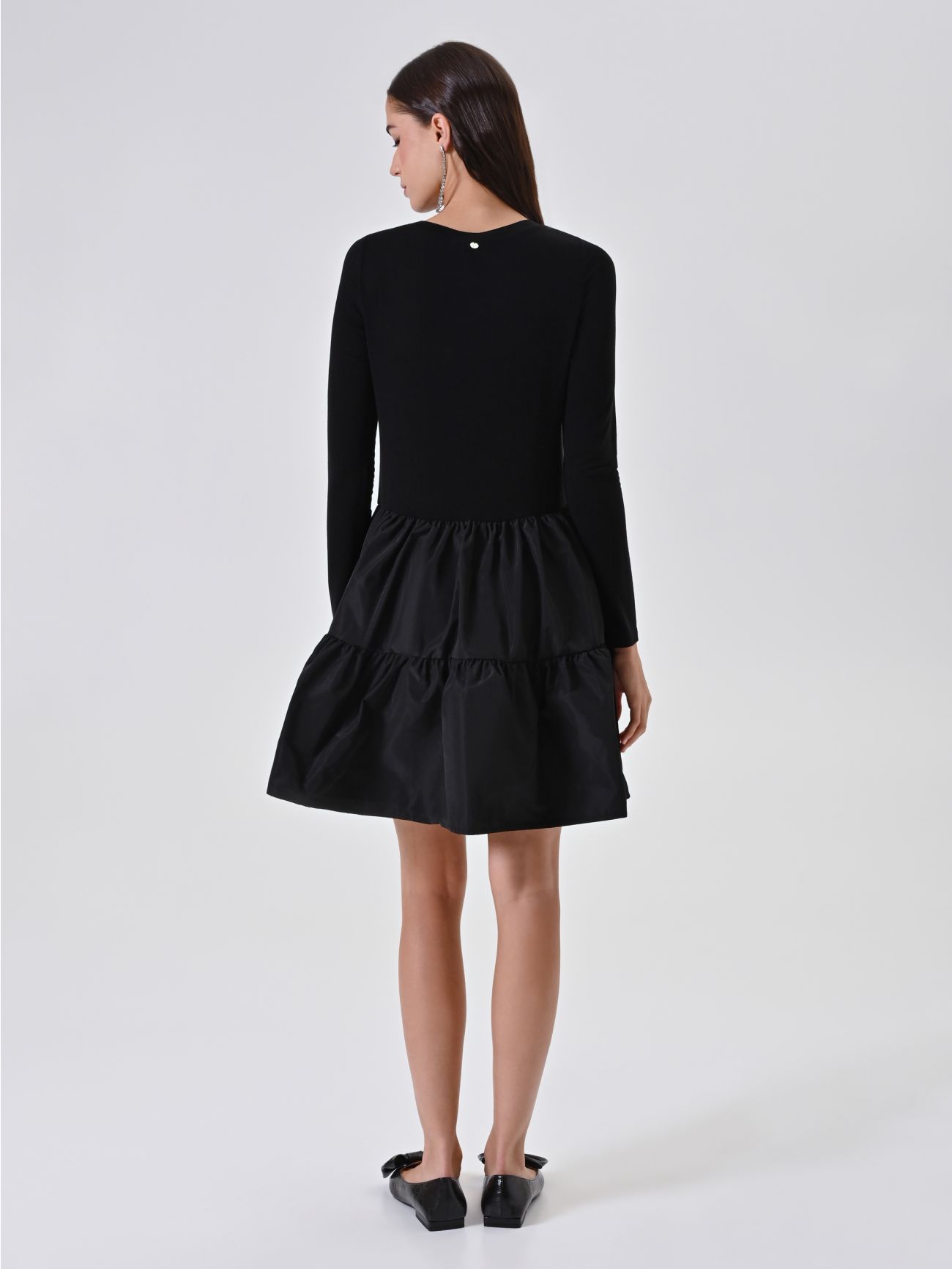 Strickkleid in Schwarz mit Volant-Rock det_3