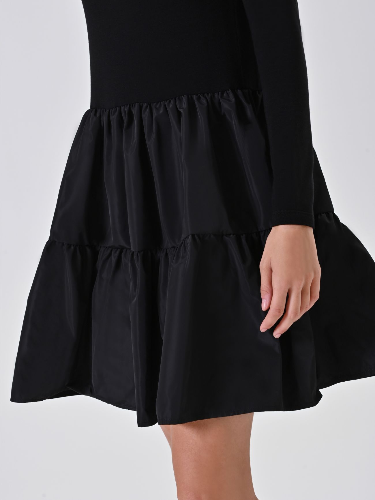 Strickkleid in Schwarz mit Volant-Rock in_i5