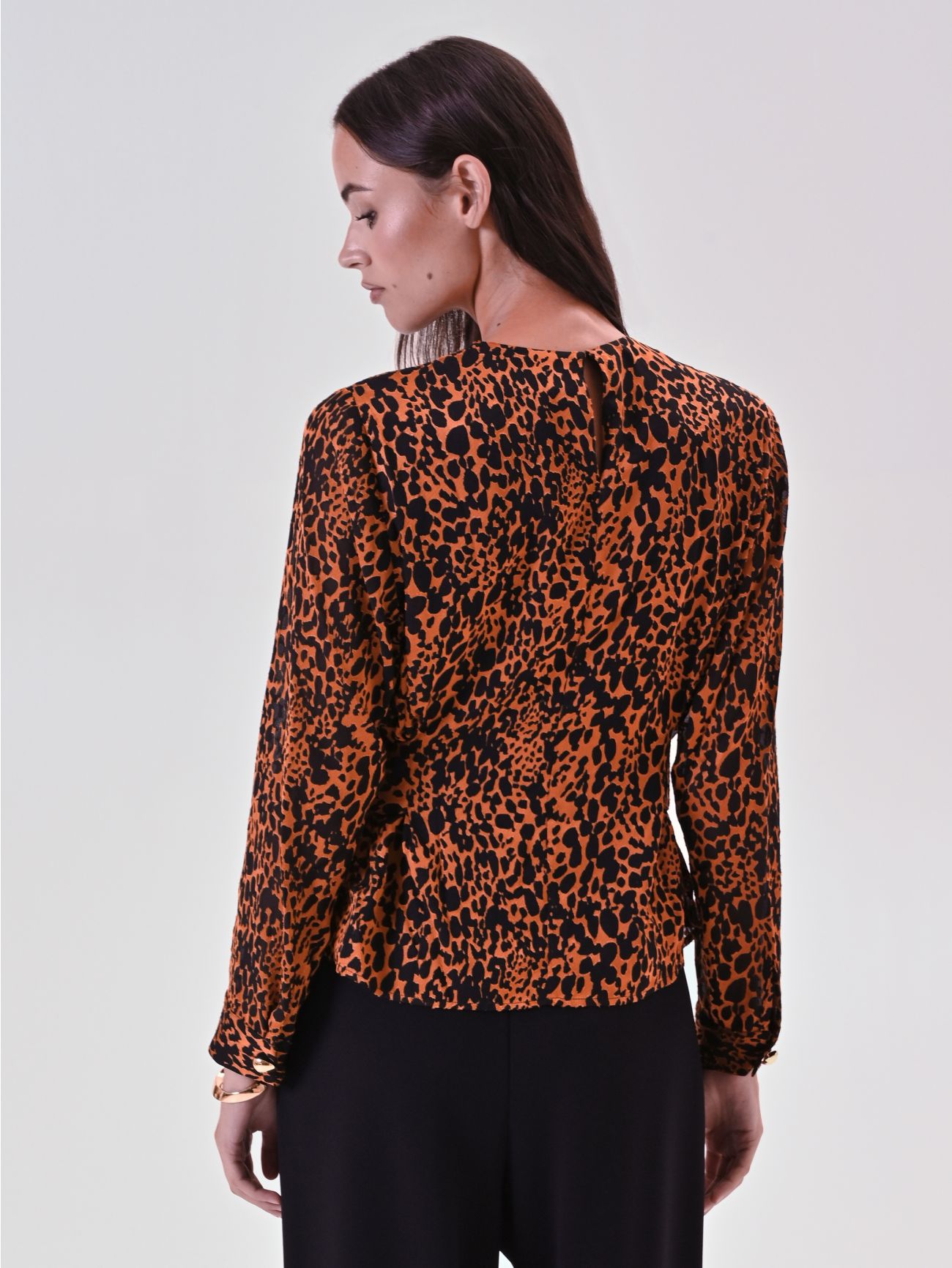 Animal-Print Blouse with Belt det_3