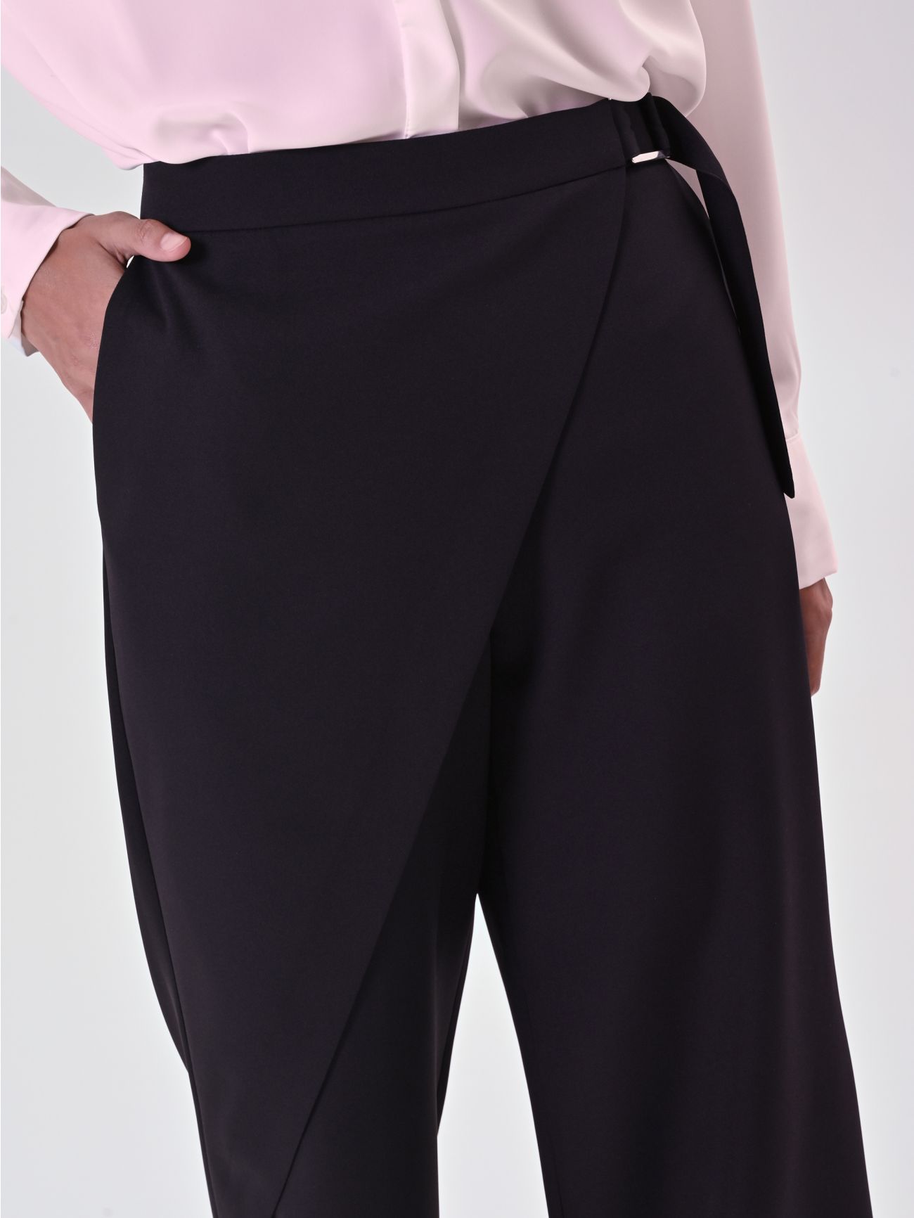 Pantalon noir avec pan et boucle in_i5