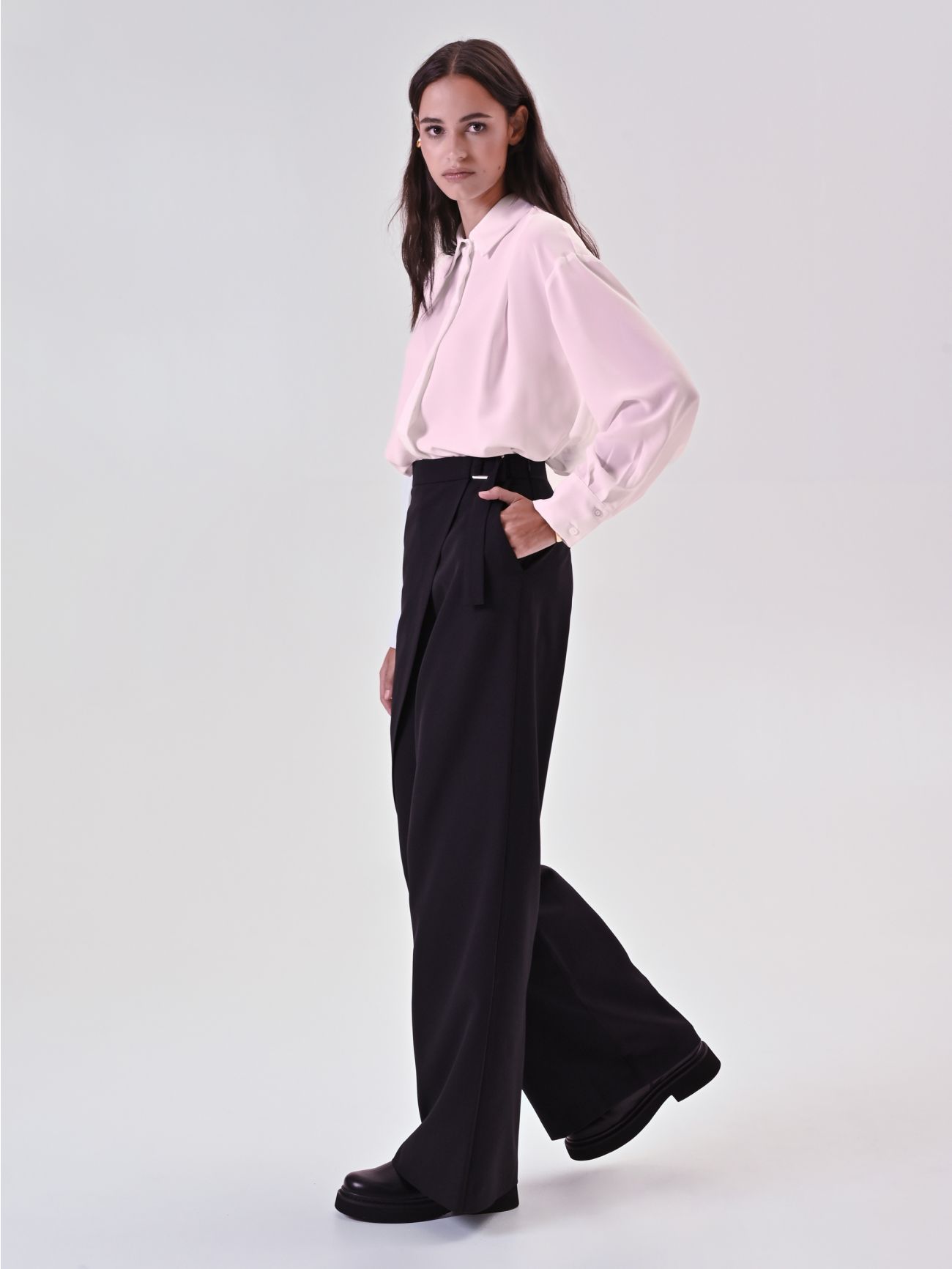 Pantalon noir avec pan et boucle in_i7