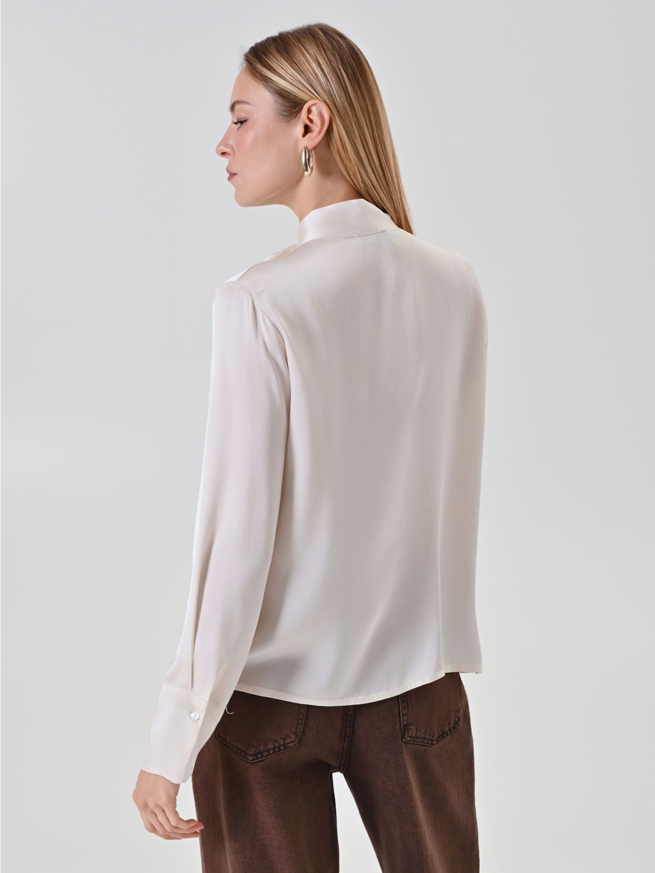Ivory Ruffled V-Neck Blouse det_3