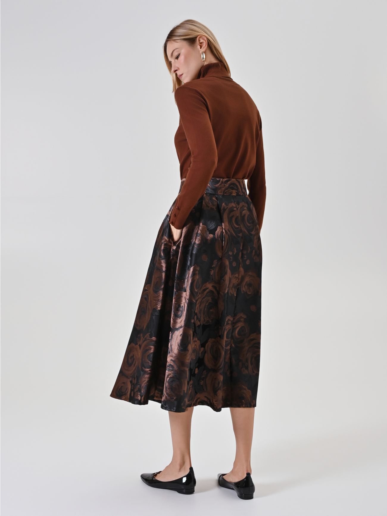 Gonna a ruota cioccolato in jacquard floreale det_3