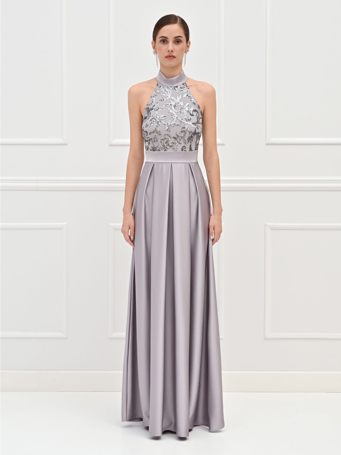 Silberfarbenes Maxikleid mit Pailletten-Oberteil und Satinrock det_1