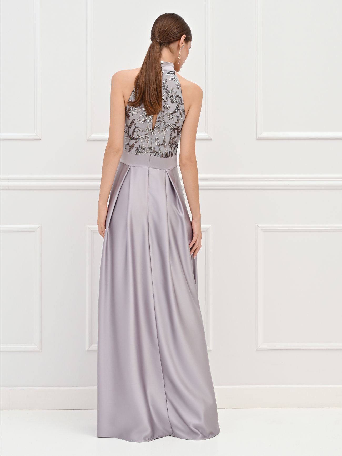Silberfarbenes Maxikleid mit Pailletten-Oberteil und Satinrock det_3