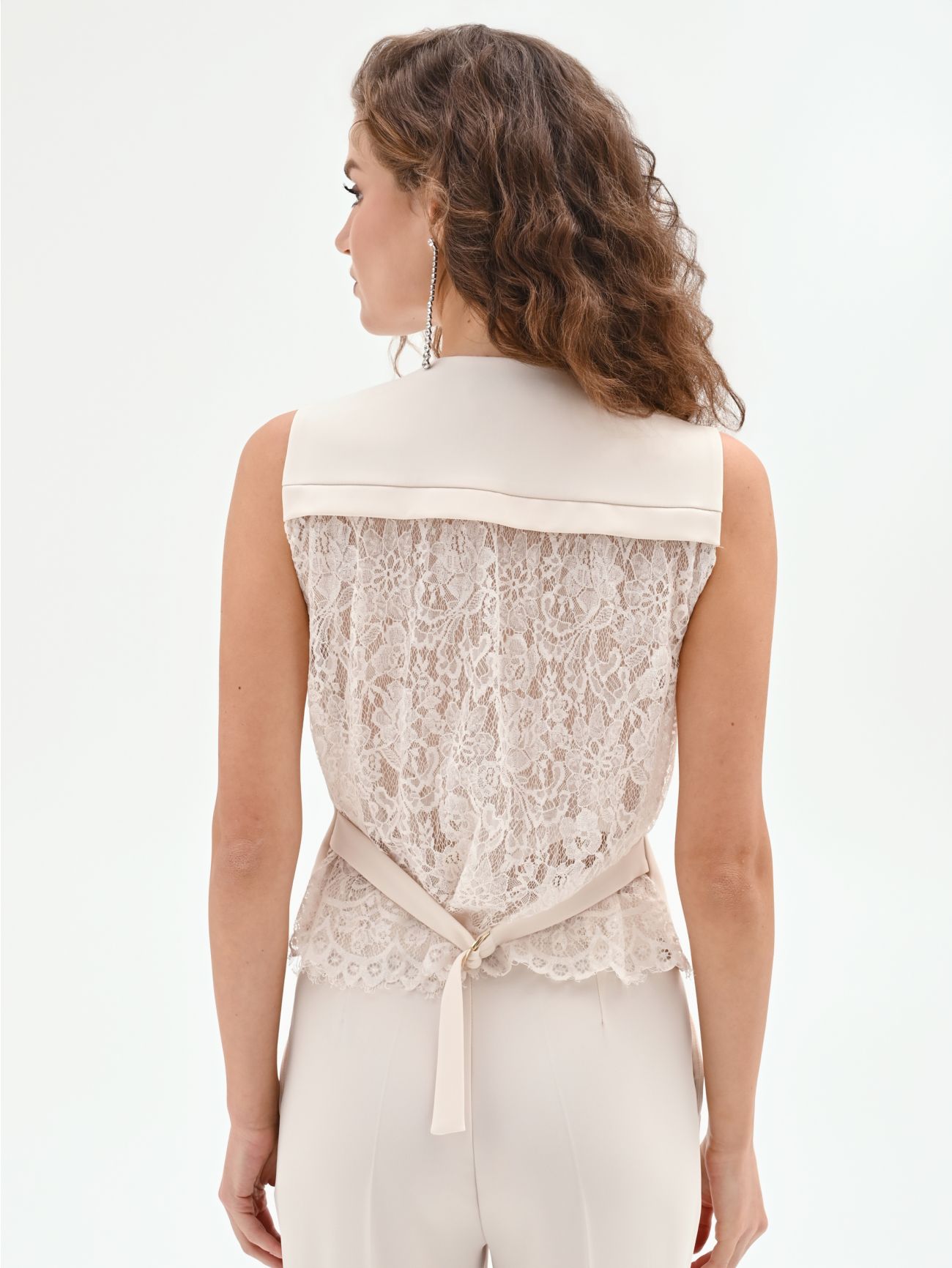 Biała kamizelka z płynnego materiału o fakturze krepy i koronki det_3