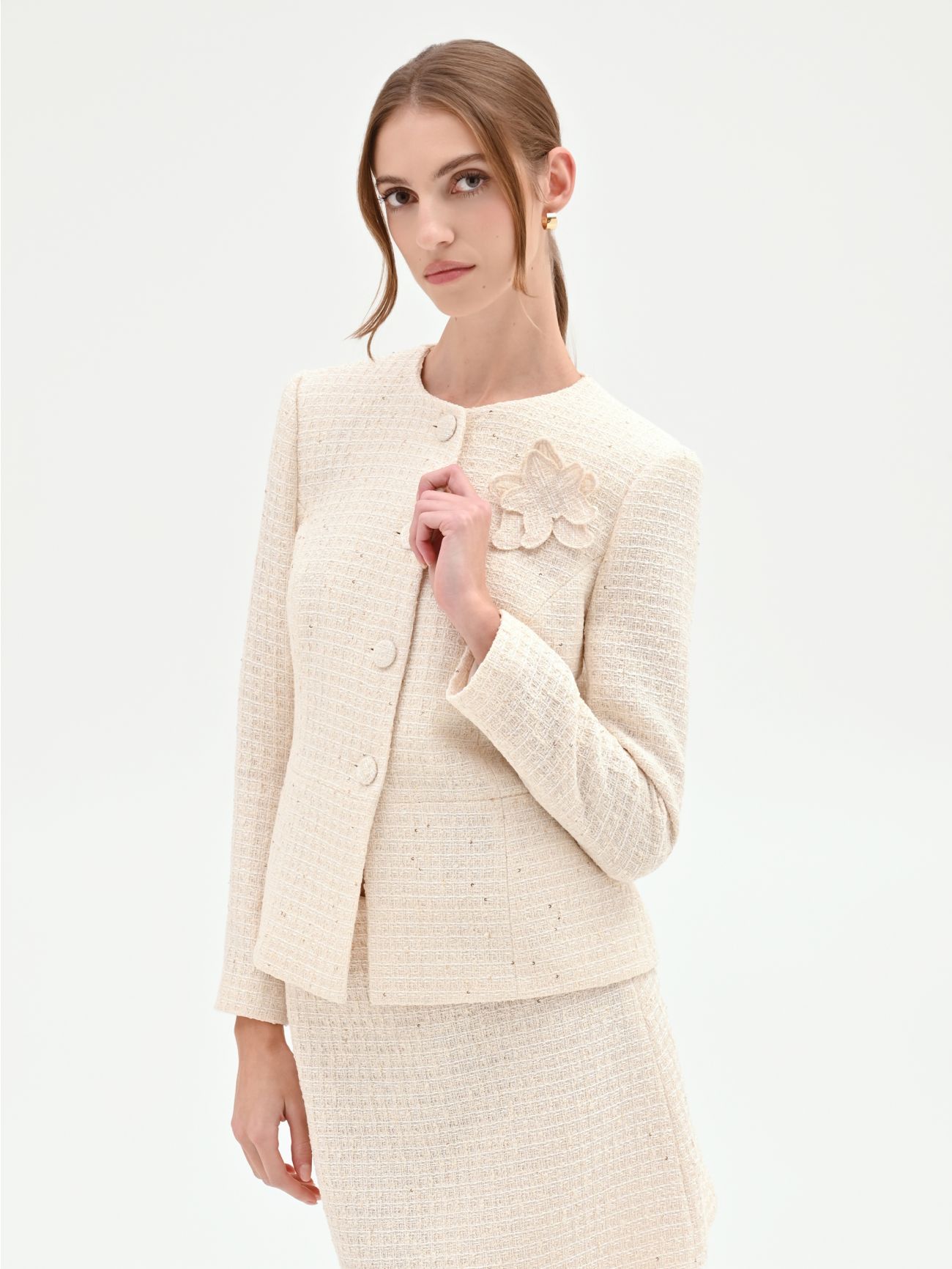 Giacca bouclé beige chiaro con fiore applicato in_i7