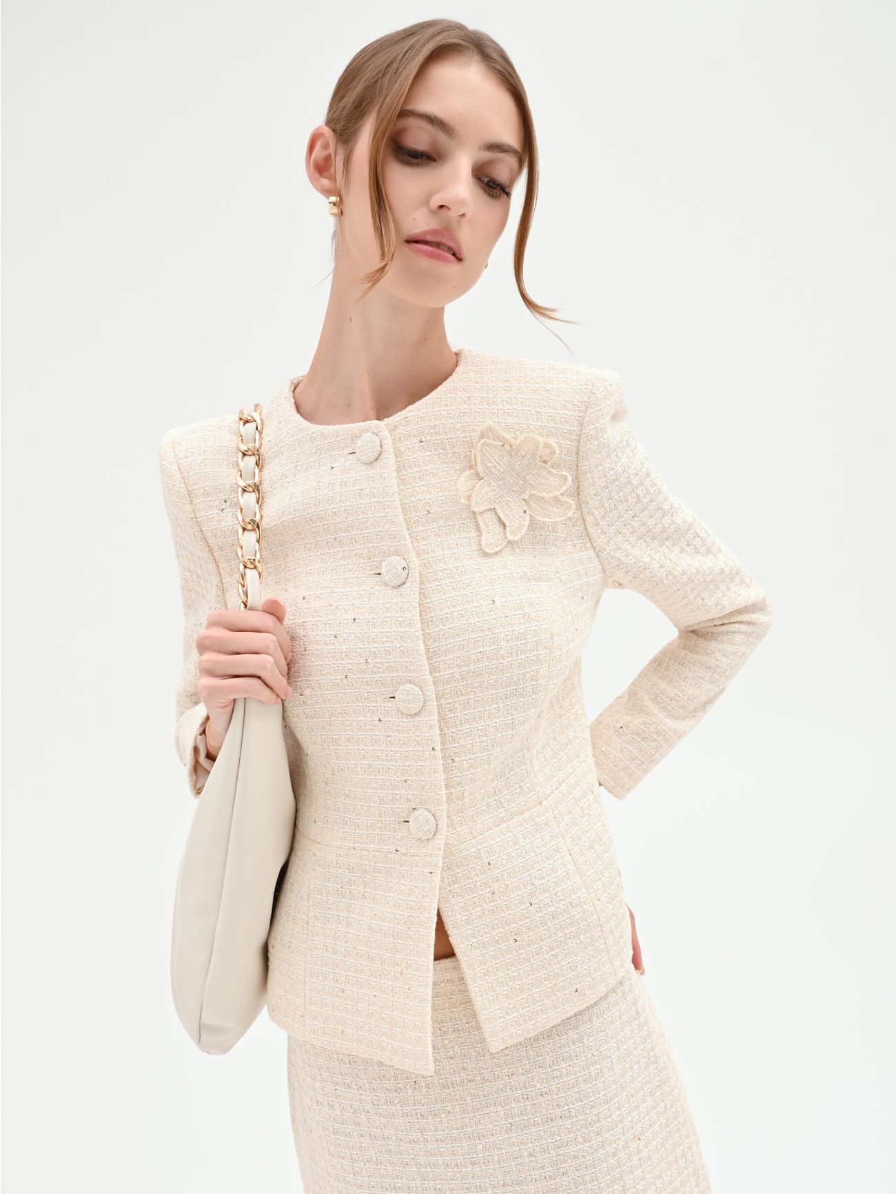 Giacca bouclé beige chiaro con fiore applicato  Rinascimento