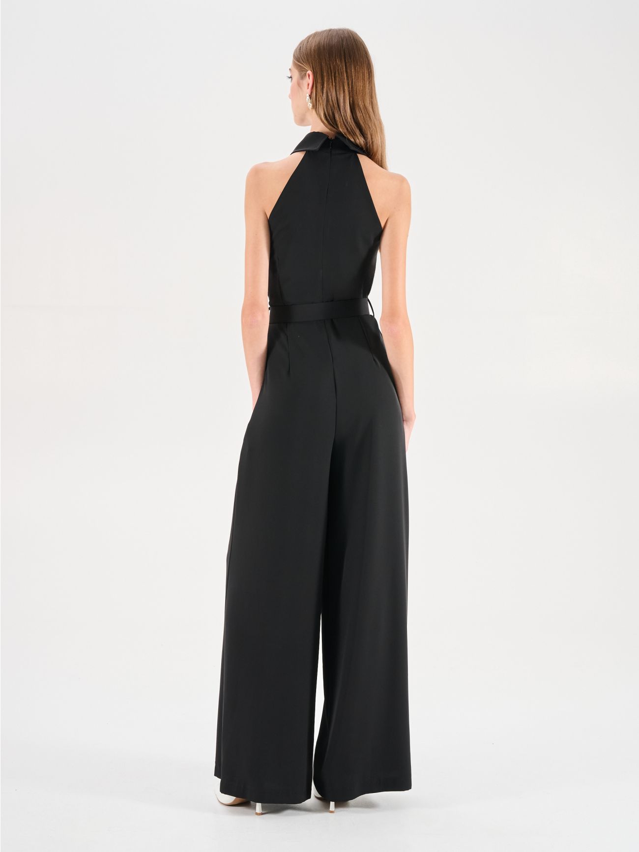 Czarny kombinezon z dekoltem halter i paskiem in_i4