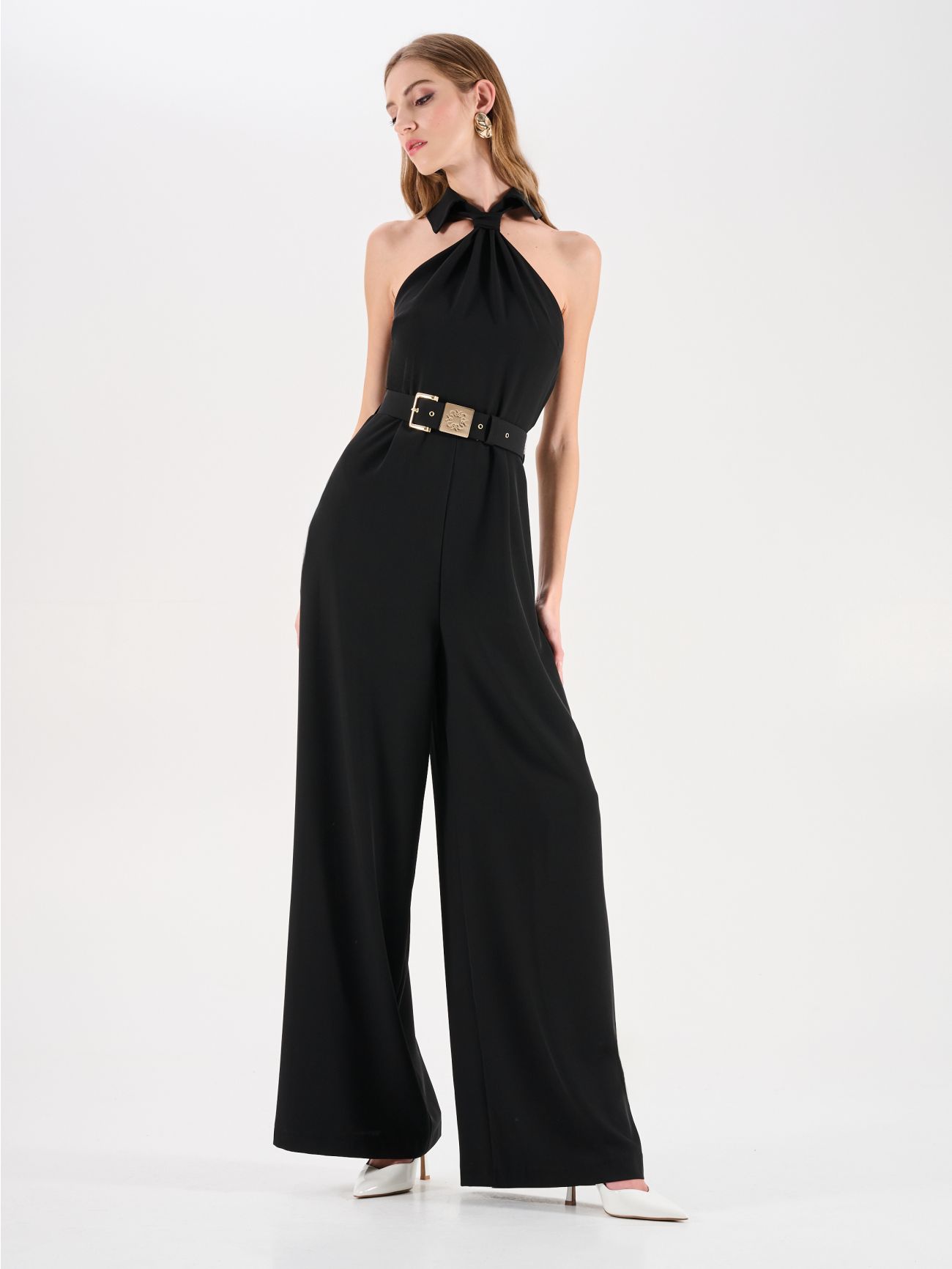 Czarny kombinezon z dekoltem halter i paskiem in_i7
